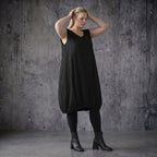 Ballonkleid Oversize schwarz aus Tencel mit Biesen Sommer Look AKH Premium Modeare luftig leicht avantgarde Damenmode Frankreich