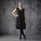 Ballonkleid Oversize schwarz aus Tencel mit Biesen Sommer Look AKH Premium Modeare luftig leicht avantgarde Damenmode Frankreich