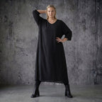 Ballon Kleid aus Tencel mit V-Ausschnitt Oversize Sommer Popeline von AKH Premium bei Modeare in Schwarz mit Punktmuster
