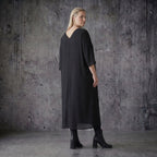 Ballon Kleid aus Tencel mit V-Ausschnitt Oversize Sommer Popeline von AKH Premium bei Modeare in Schwarz mit Punktmuster