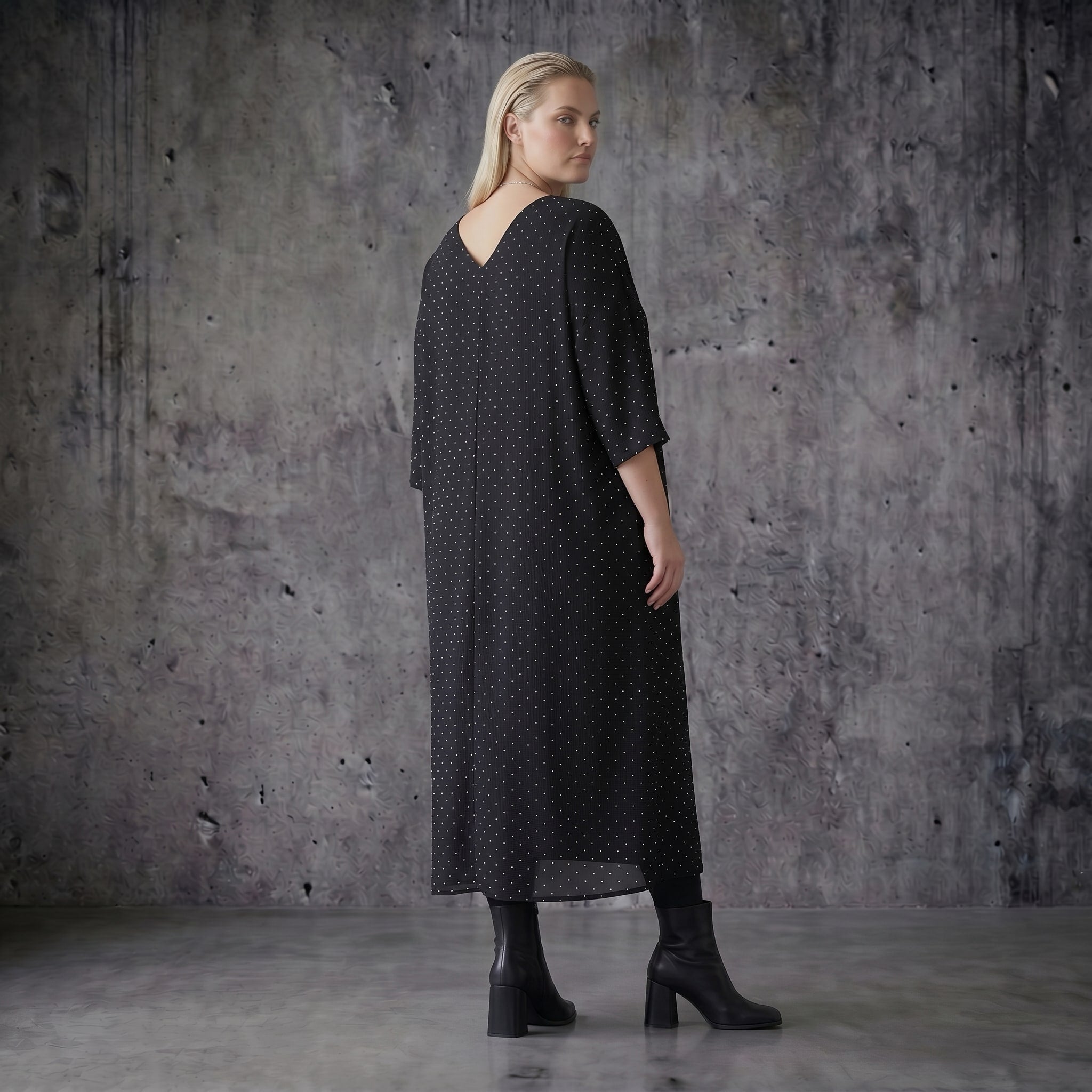 Ballon Kleid aus Tencel mit V-Ausschnitt Oversize Sommer Popeline von AKH Premium bei Modeare in Schwarz mit Punktmuster