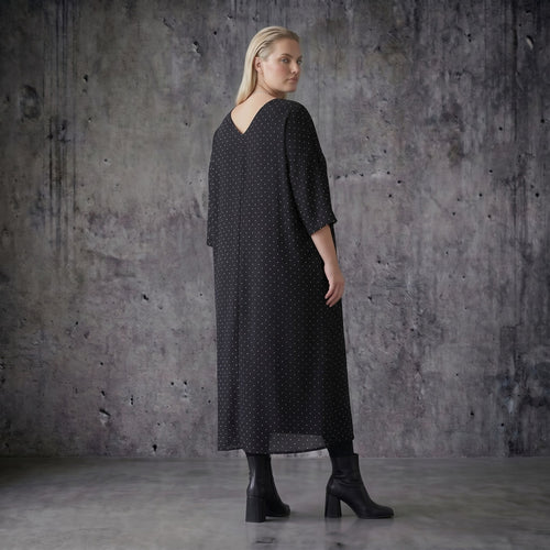 Ballon Kleid aus Tencel mit V-Ausschnitt Oversize Sommer Popeline von AKH Premium bei Modeare in Schwarz mit Punktmuster