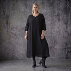 Ballon Kleid aus Tencel mit V-Ausschnitt Oversize Sommer Popeline von AKH Premium bei Modeare in Schwarz mit Punktmuster