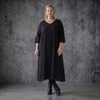 Ballon Kleid aus Tencel mit V-Ausschnitt Oversize Sommer Popeline von AKH Premium bei Modeare in Schwarz mit Punktmuster