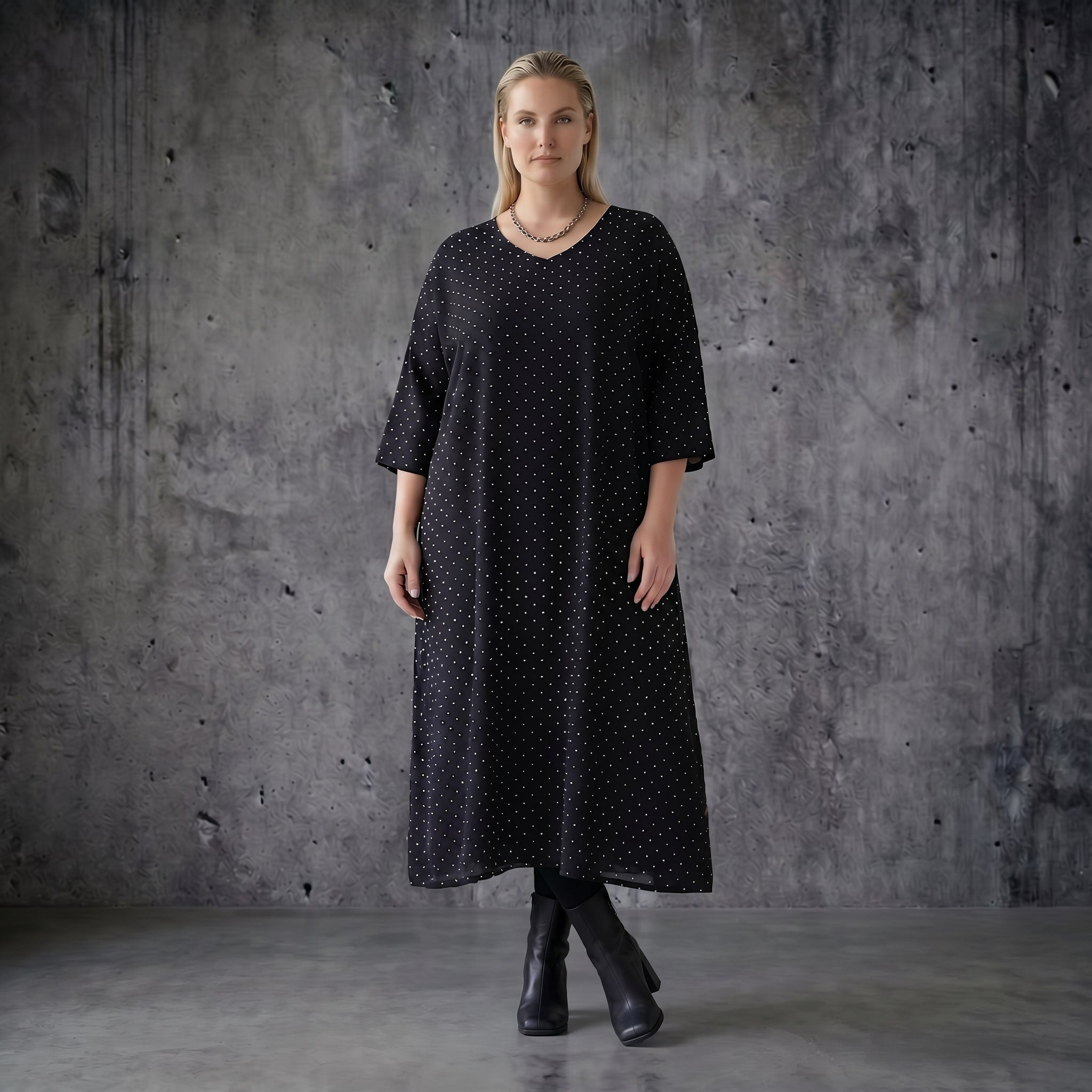 Ballon Kleid aus Tencel mit V-Ausschnitt Oversize Sommer Popeline von AKH Premium bei Modeare in Schwarz mit Punktmuster