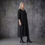 Ballon Kleid aus Tencel mit V-Ausschnitt Oversize Sommer Popeline von AKH Premium bei Modeare in Schwarz mit Punktmuster