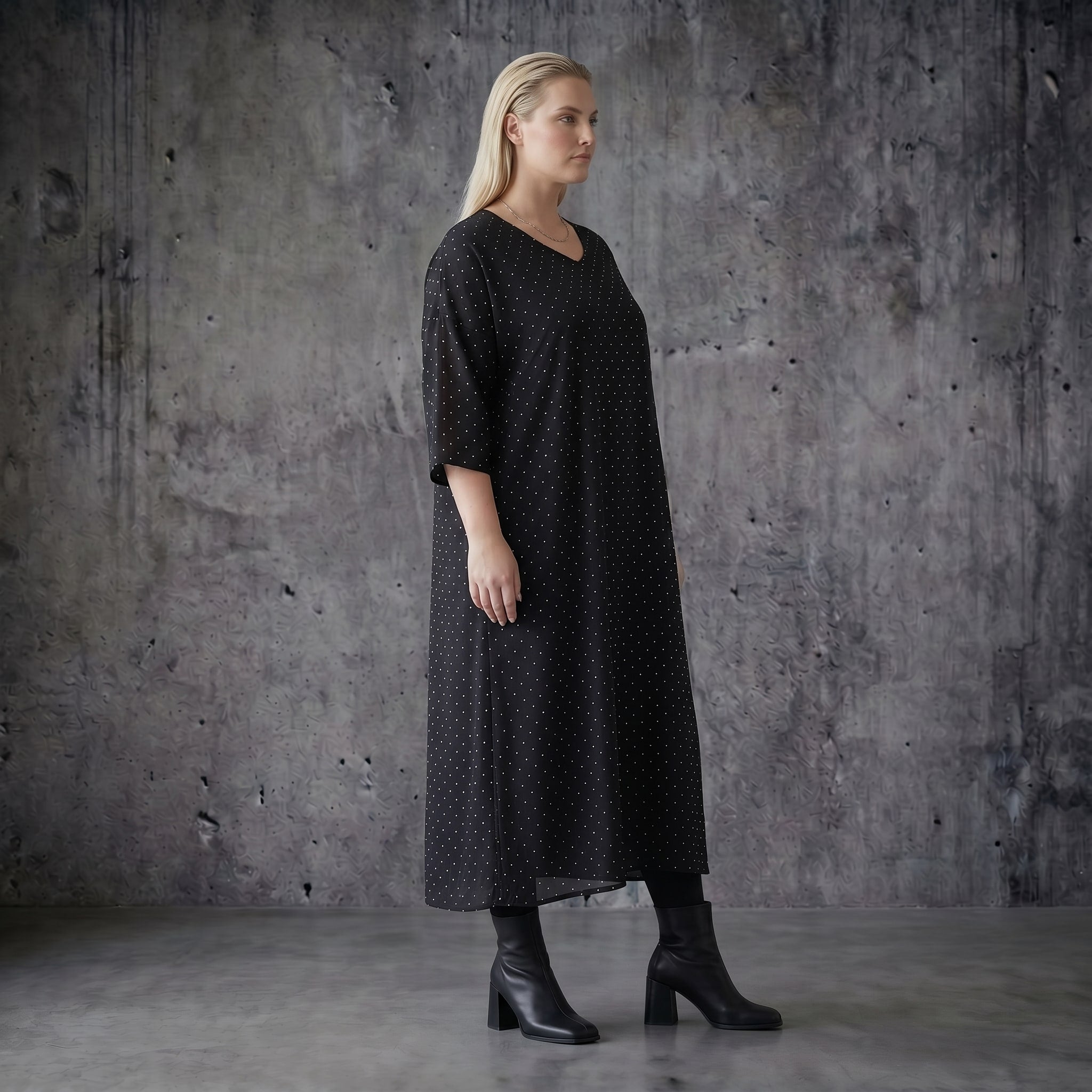 Ballon Kleid aus Tencel mit V-Ausschnitt Oversize Sommer Popeline von AKH Premium bei Modeare in Schwarz mit Punktmuster