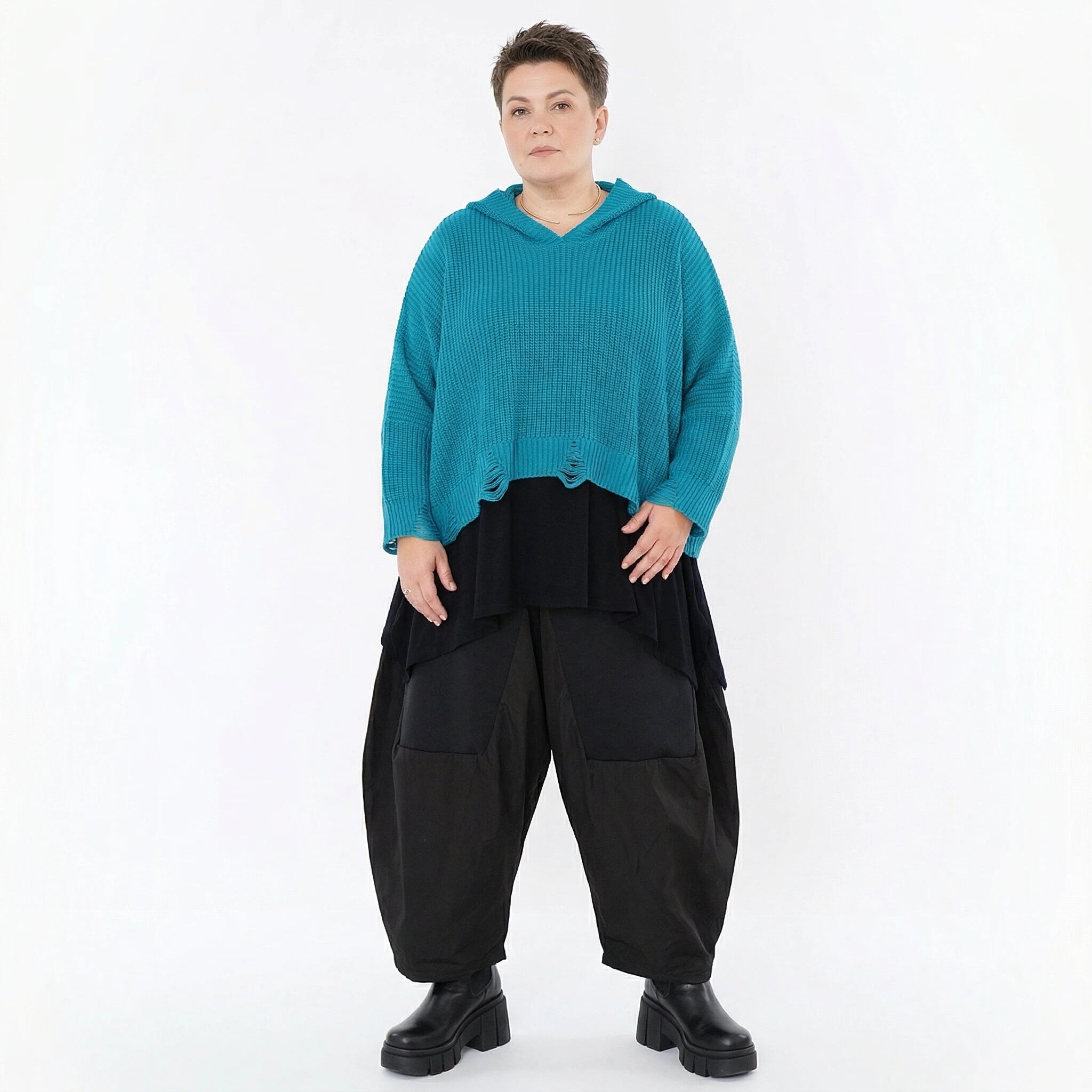 Oversize Strickshirt mit Kapuze im Lagenlook aus Baumwolle Acryl AKH Premium bei Modeare bequem warm und modern kombiniert