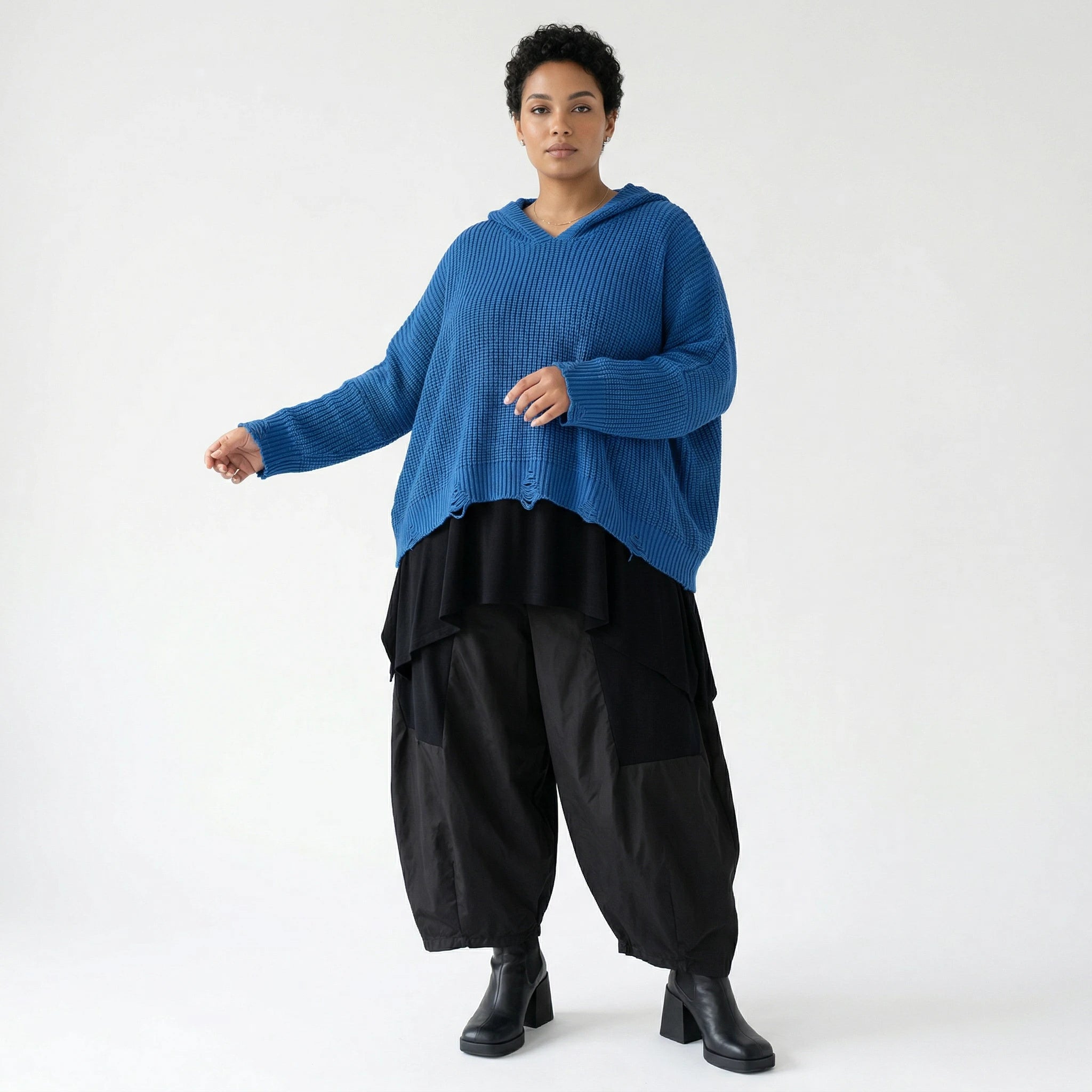 Kastiges Strick Kapuzenshirt Oversize aus Baumwolle Acryl von AKH Premium bei Modeare Lagenlook Damenpullover in Blau