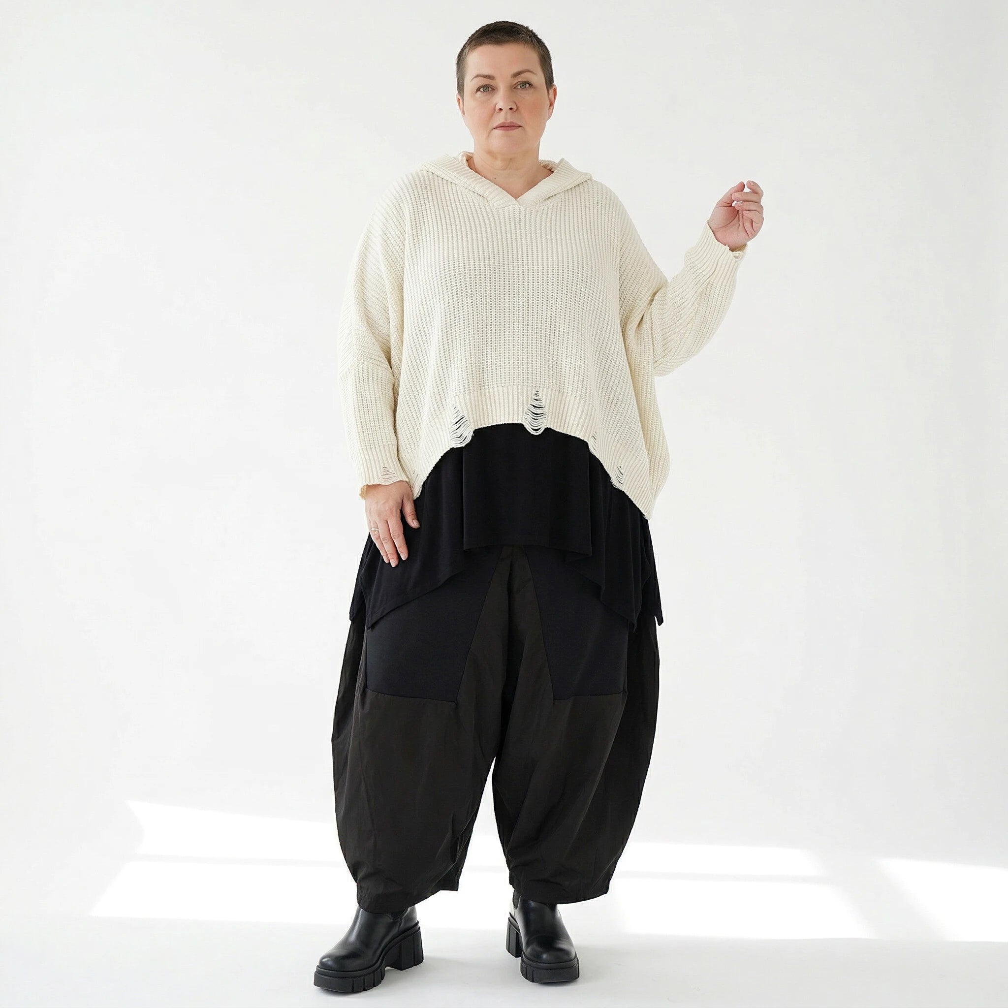 Oversize Strick Kapuzenshirt in Naturweiß aus Baumwolle Acryl von AKH Premium bei Modeare - Lagenlook Shirt weit