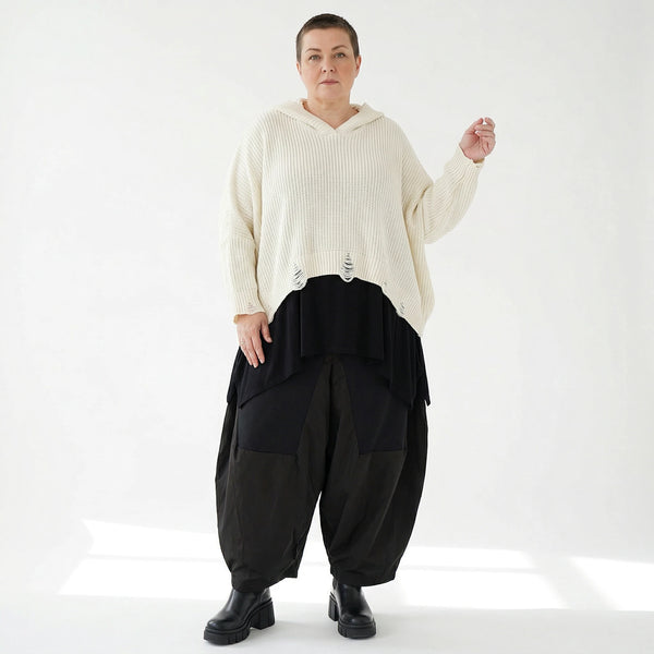 Oversize Strick Kapuzenshirt in Naturweiß aus Baumwolle Acryl von AKH Premium bei Modeare - Lagenlook Shirt weit