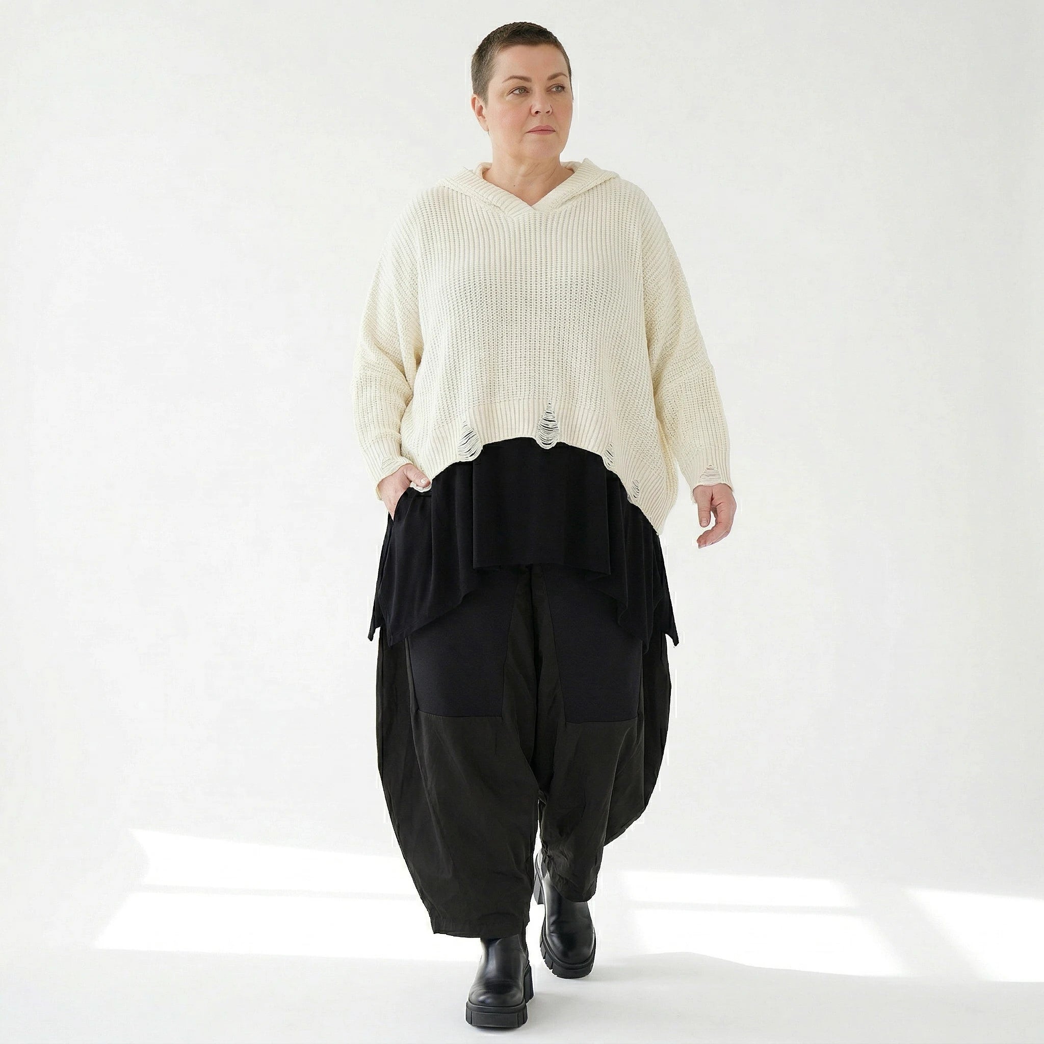 Oversize Strick Kapuzenshirt in Naturweiß aus Baumwolle Acryl von AKH Premium bei Modeare - Lagenlook Shirt weit