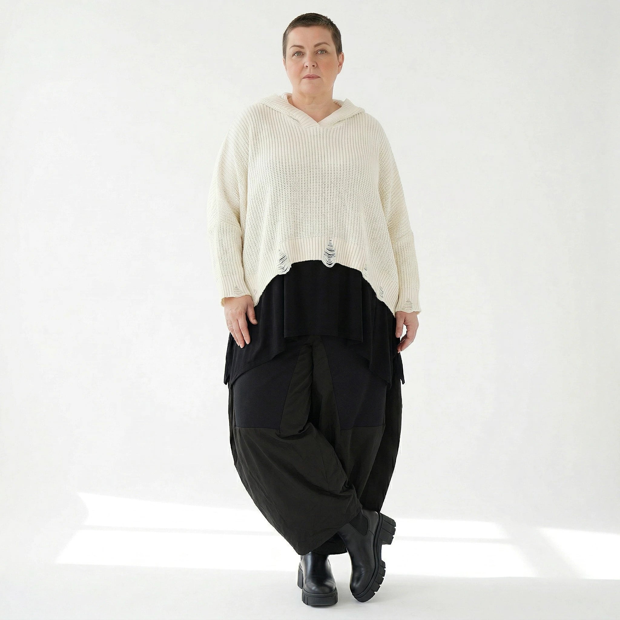 Oversize Strick Kapuzenshirt in Naturweiß aus Baumwolle Acryl von AKH Premium bei Modeare - Lagenlook Shirt weit