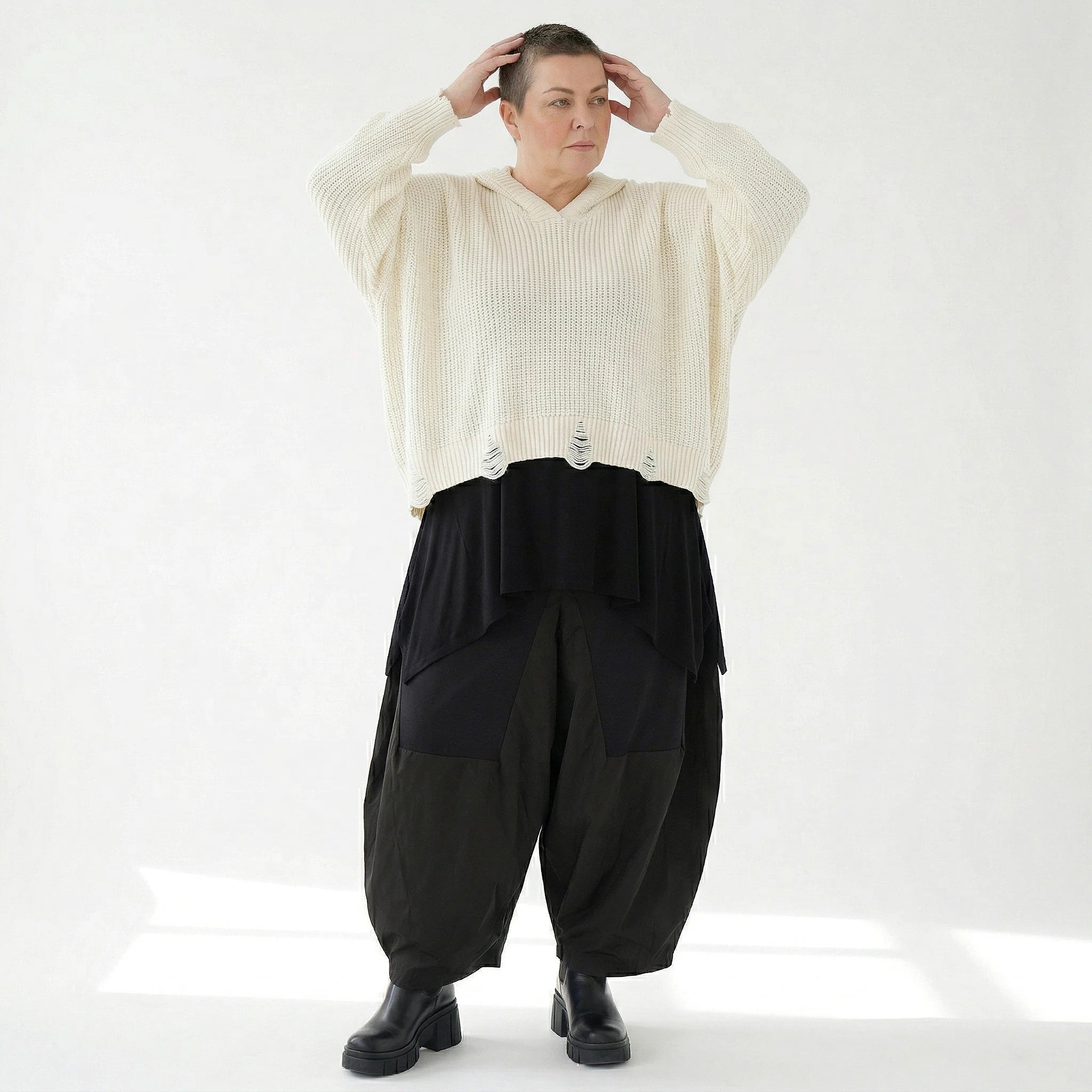 Oversize Strick Kapuzenshirt in Naturweiß aus Baumwolle Acryl von AKH Premium bei Modeare - Lagenlook Shirt weit