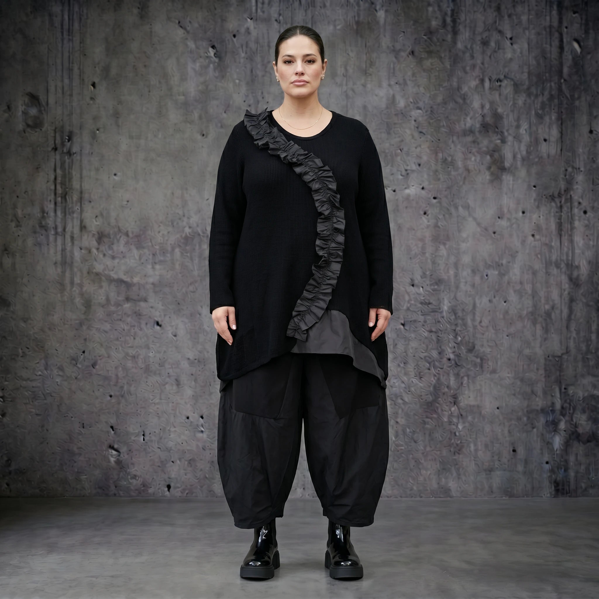 Oversize Ballon Shirt mit Rüschen aus Strick Baumwolle Polyester von AKH Premium bei Modeare - Lagenlook Damen schwarz