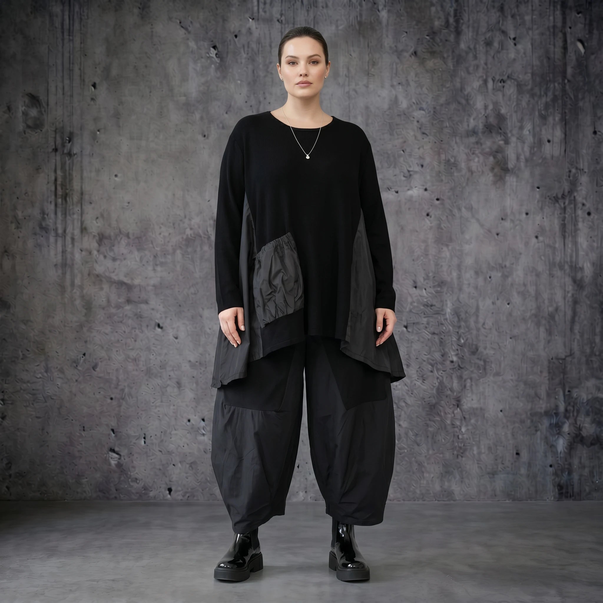 Oversize Shirt in A-Form aus Strick mit Memory-Details von AKH Premium bei Modeare - Lagenlook Damen Shirt Schwarz
