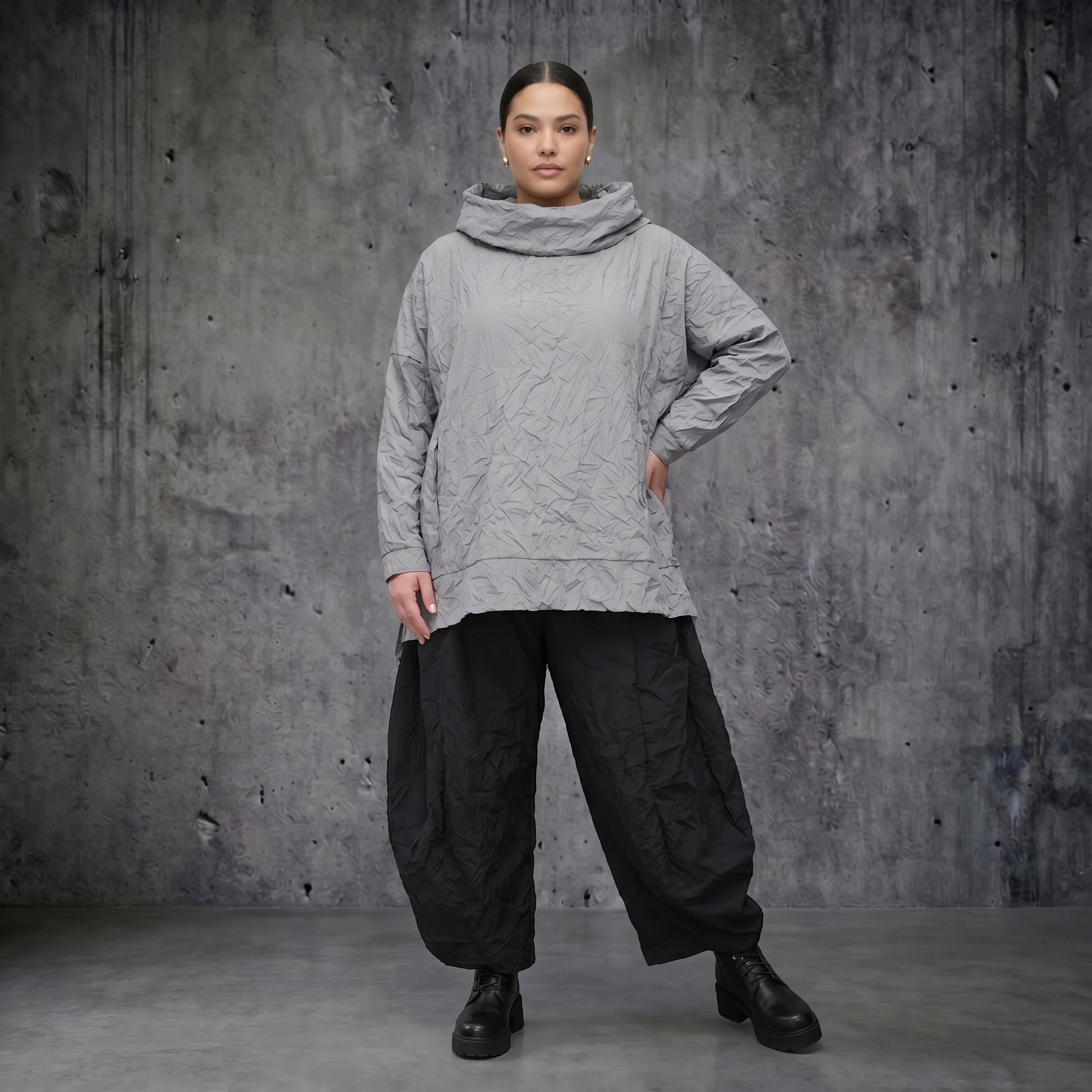 Oversize Crash Shirt mit Rollkragen aus Popeline Sommer Look von AKH Premium bei Modeare entdecken und stilvoll kombinieren