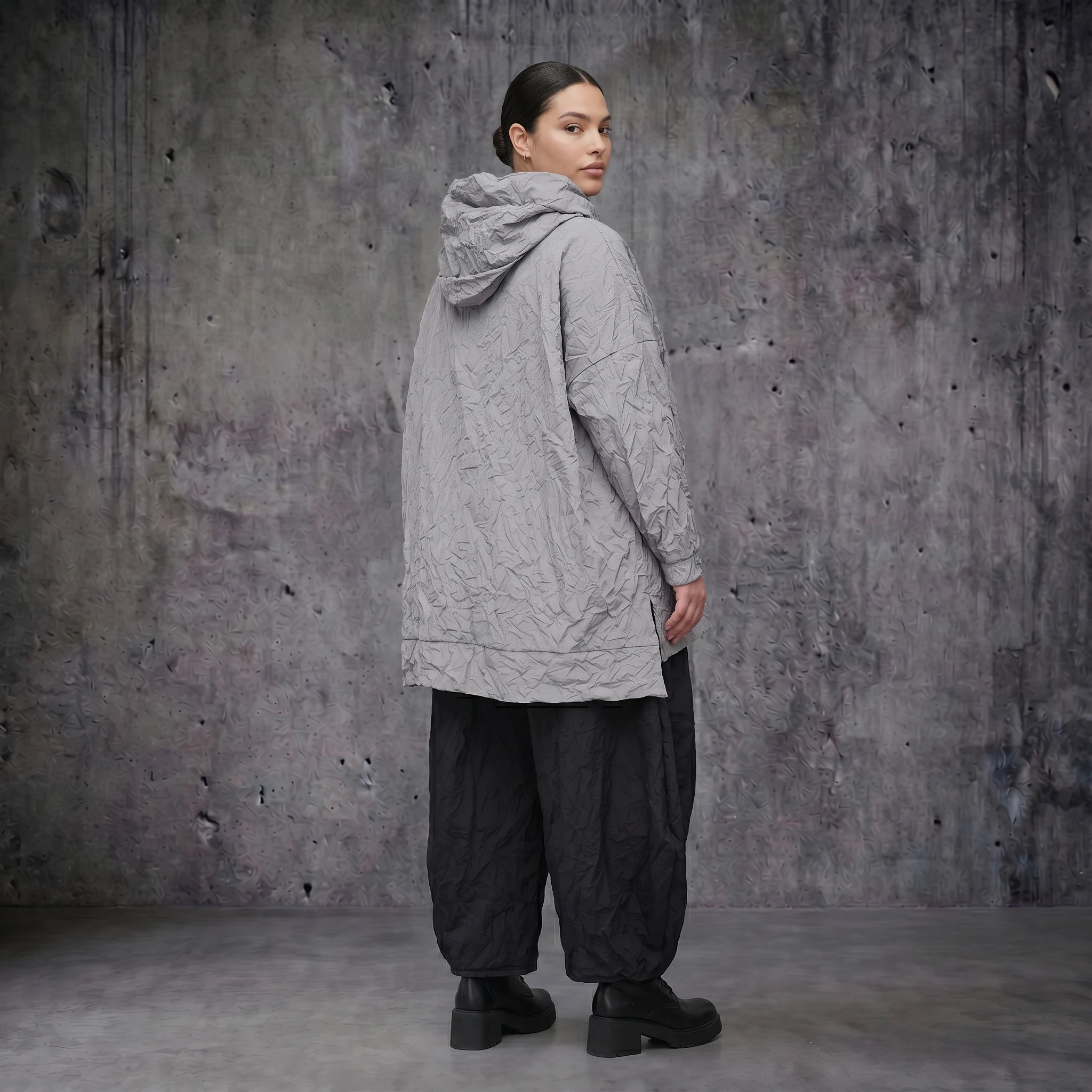 Oversize Crash Shirt mit Rollkragen aus Popeline Sommer Look von AKH Premium bei Modeare entdecken und stilvoll kombinieren
