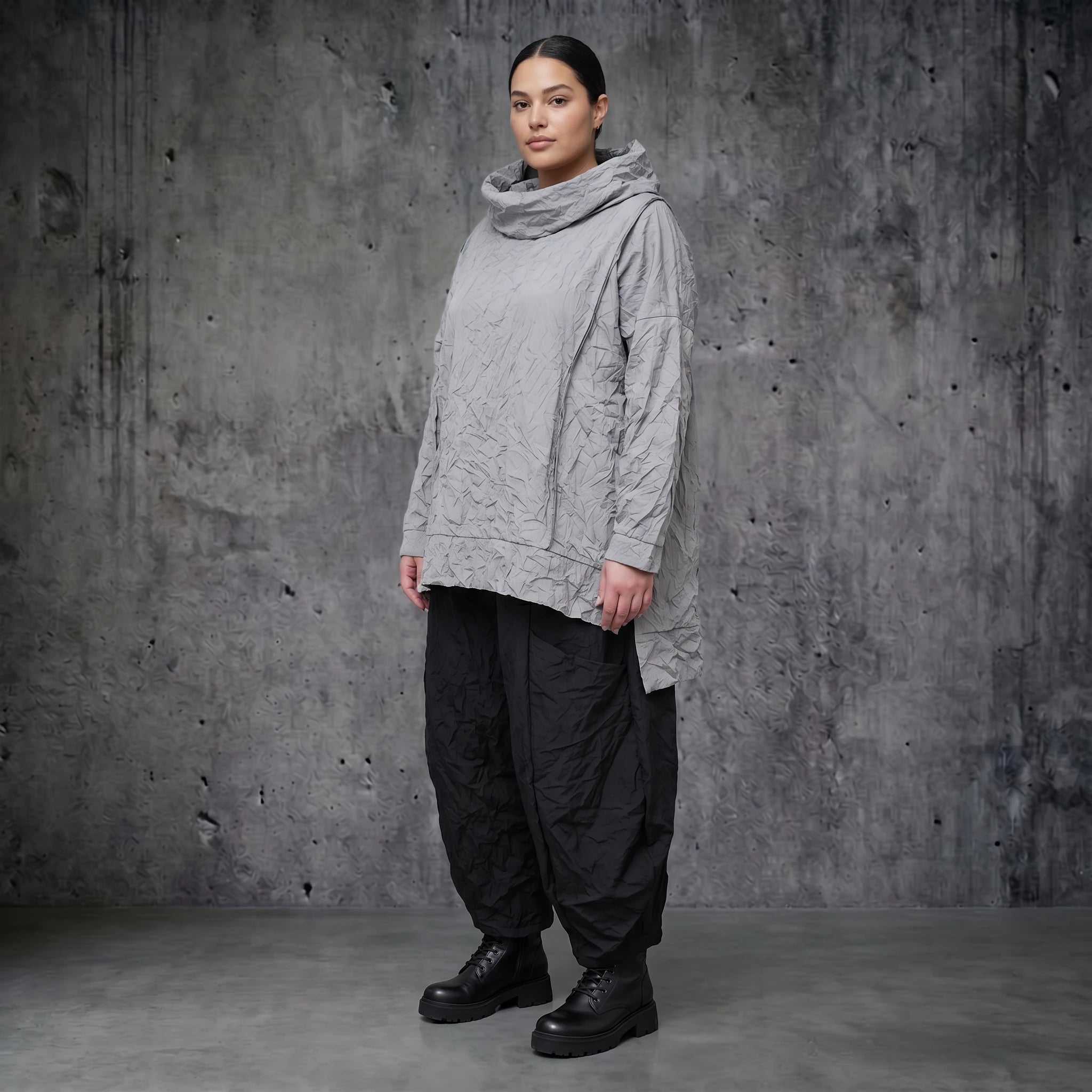 Oversize Crash Shirt mit Rollkragen aus Popeline Sommer Look von AKH Premium bei Modeare entdecken und stilvoll kombinieren