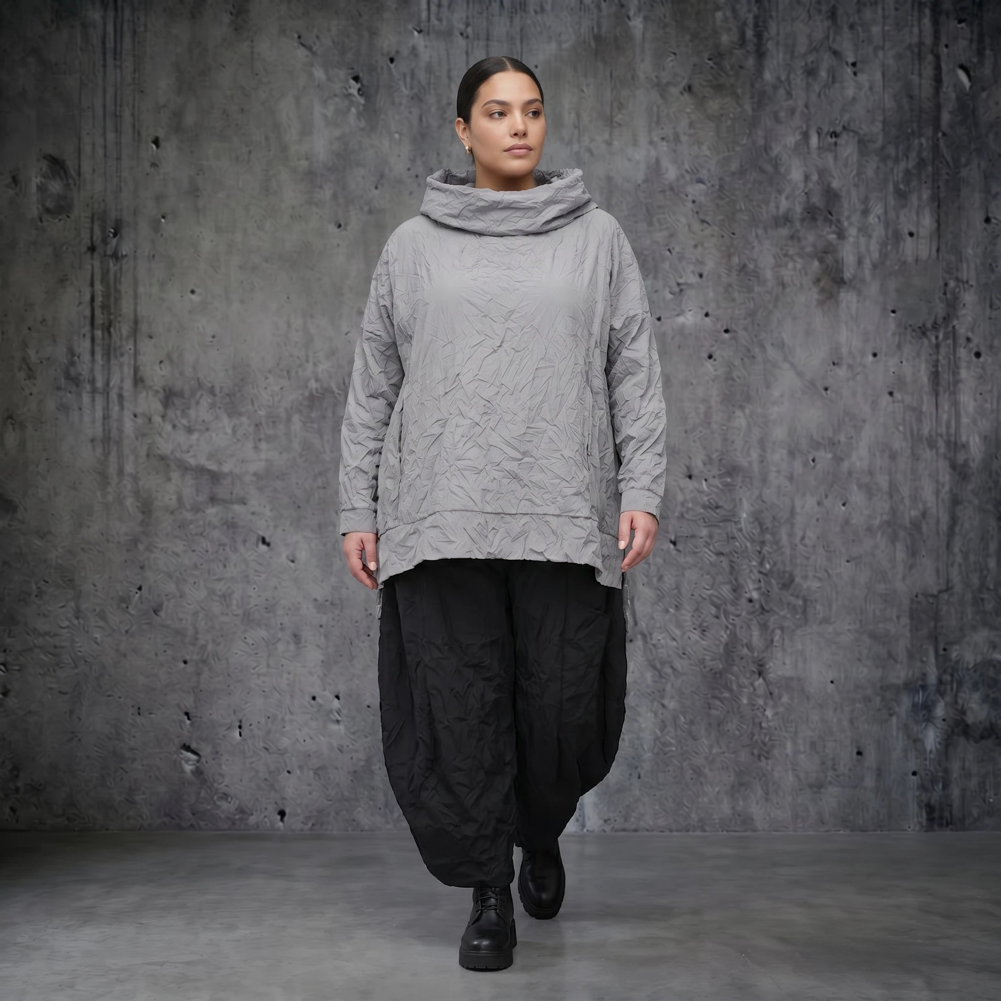 Oversize Crash Shirt mit Rollkragen aus Popeline Sommer Look von AKH Premium bei Modeare entdecken und stilvoll kombinieren