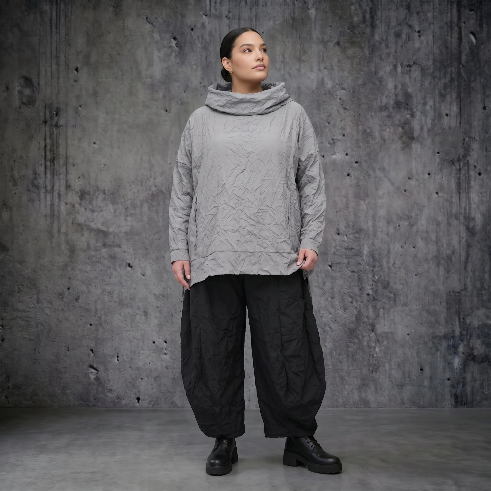 Oversize Crash Shirt mit Rollkragen aus Popeline Sommer Look von AKH Premium bei Modeare entdecken und stilvoll kombinieren