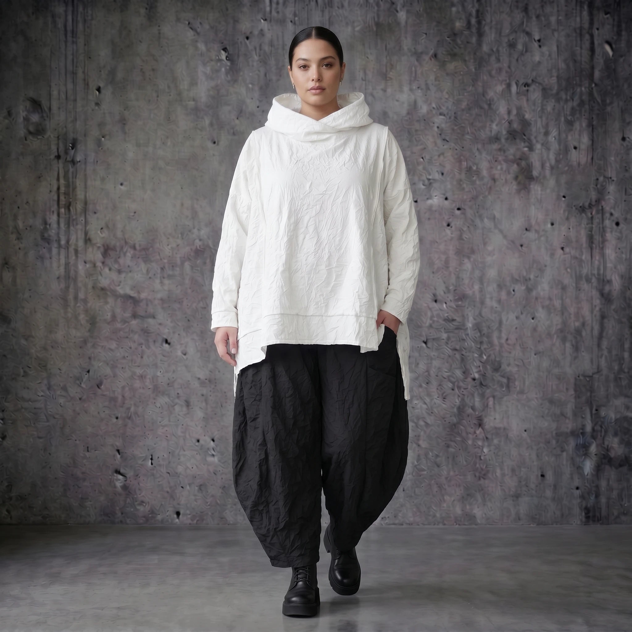 AKH Premium Oversize Shirt aus Crash Popeline in Weiß mit Rollkragen Kapuze Sommerlook bei Modeare entdecken