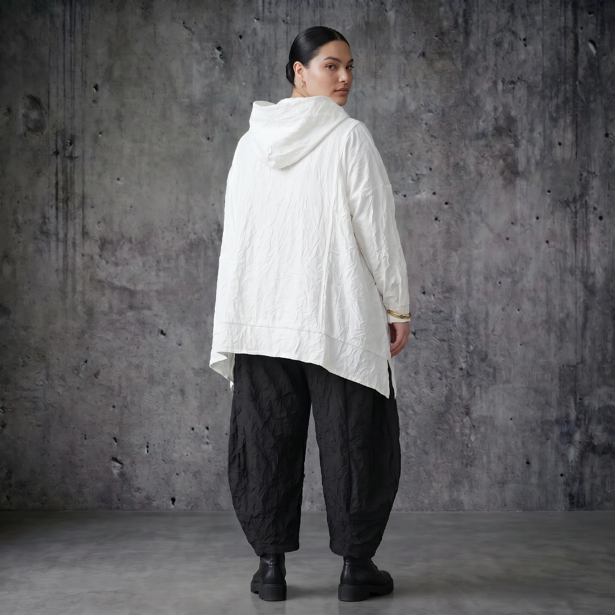 AKH Premium Oversize Shirt aus Crash Popeline in Weiß mit Rollkragen Kapuze Sommerlook bei Modeare entdecken
