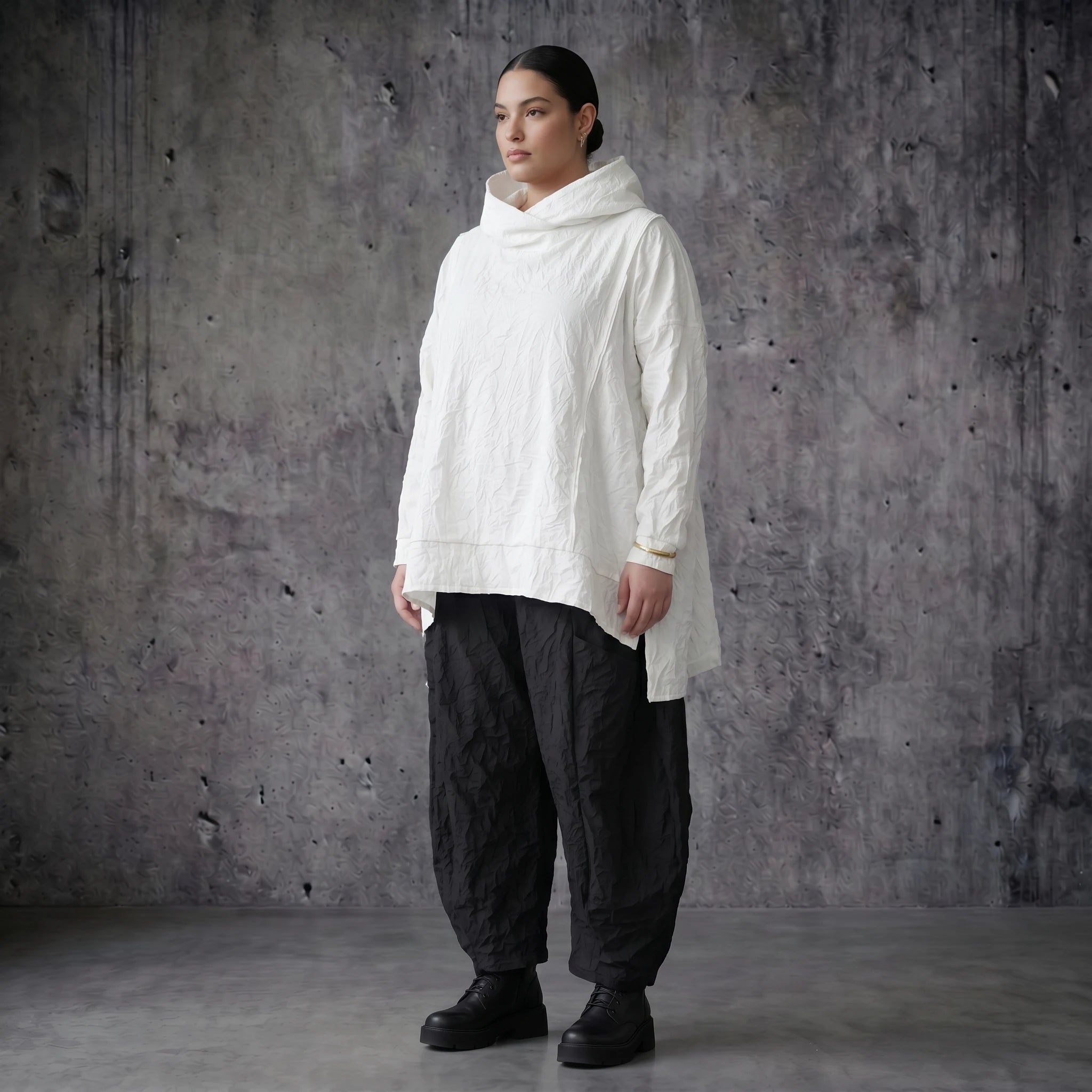 AKH Premium Oversize Shirt aus Crash Popeline in Weiß mit Rollkragen Kapuze Sommerlook bei Modeare entdecken