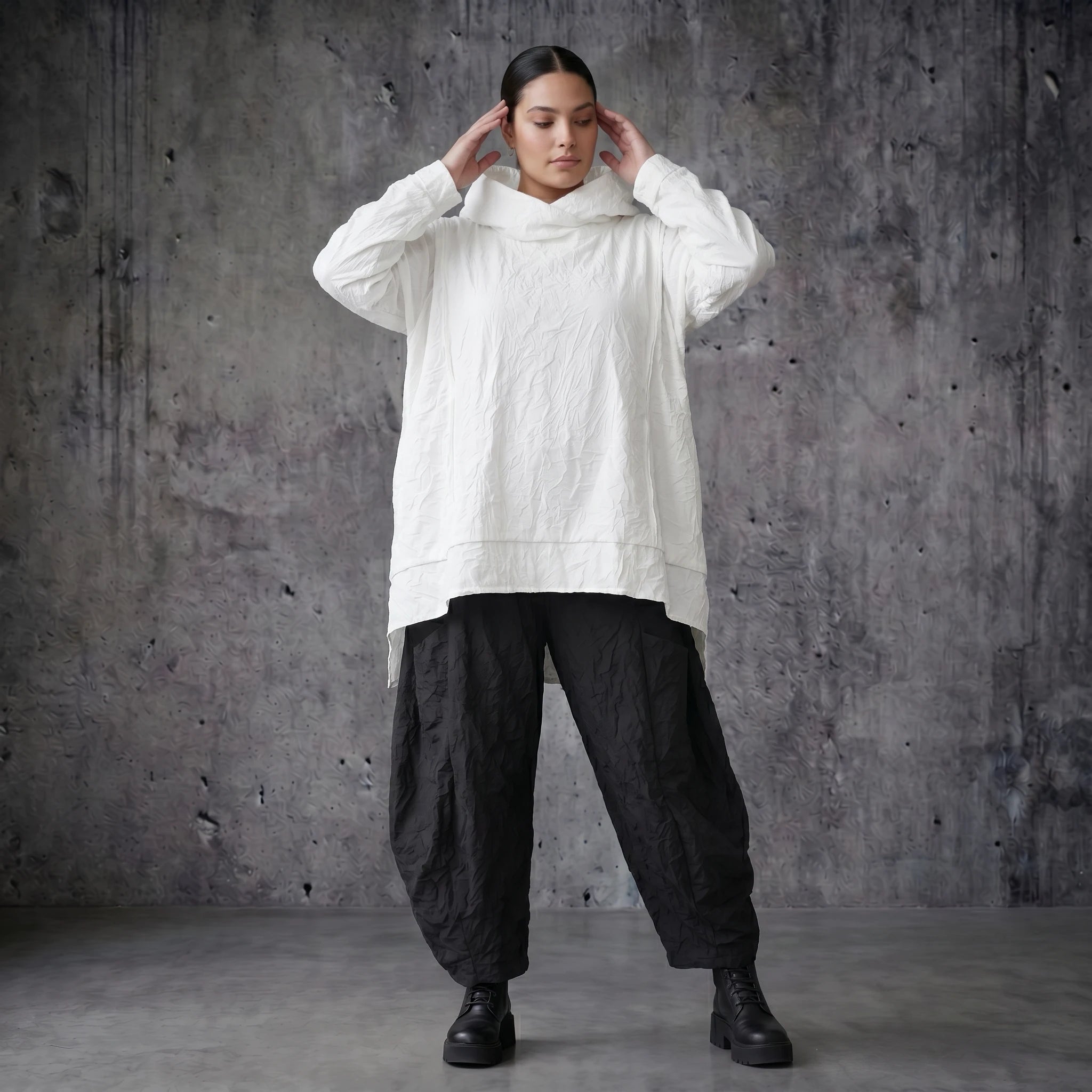 AKH Premium Oversize Shirt aus Crash Popeline in Weiß mit Rollkragen Kapuze Sommerlook bei Modeare entdecken