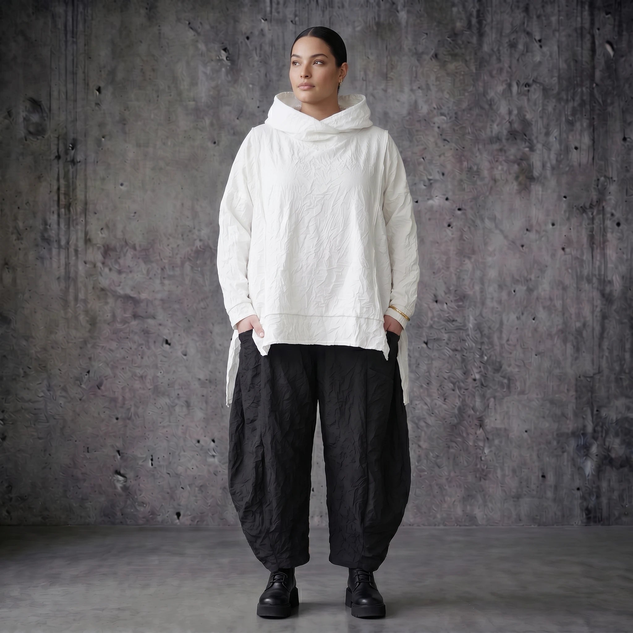 AKH Premium Oversize Shirt aus Crash Popeline in Weiß mit Rollkragen Kapuze Sommerlook bei Modeare entdecken