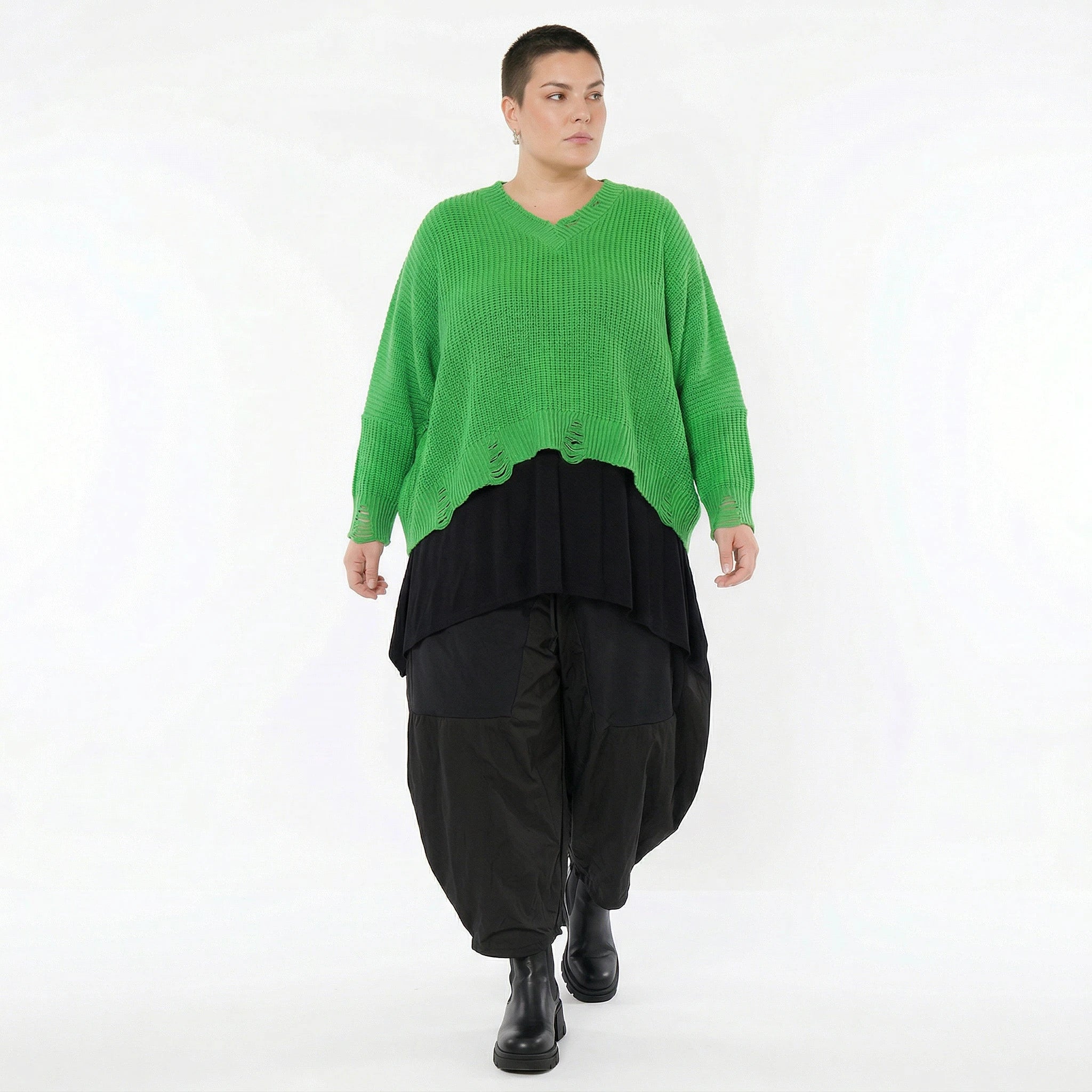 Grüner Strick Überwurf mit Destroyed Optik und V-Ausschnitt für Lagenlook Oversize Damenmode - AKH Premium bei Modeare online Shop kaufen