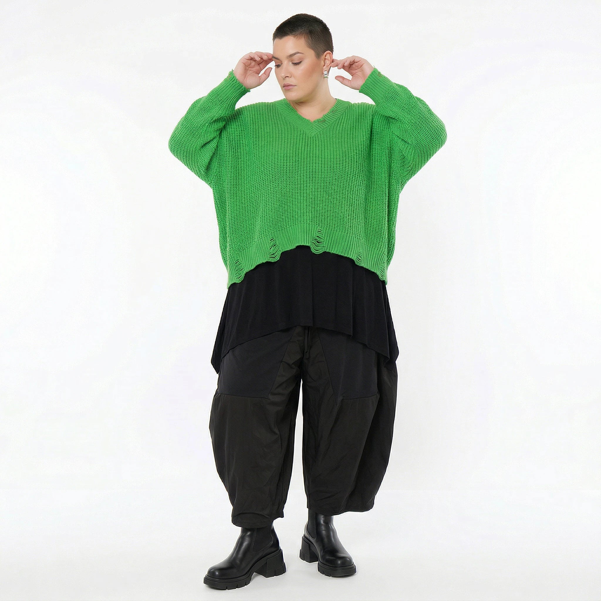 Grüner Strick Überwurf mit Destroyed Optik und V-Ausschnitt für Lagenlook Oversize Damenmode - AKH Premium bei Modeare online Shop kaufen