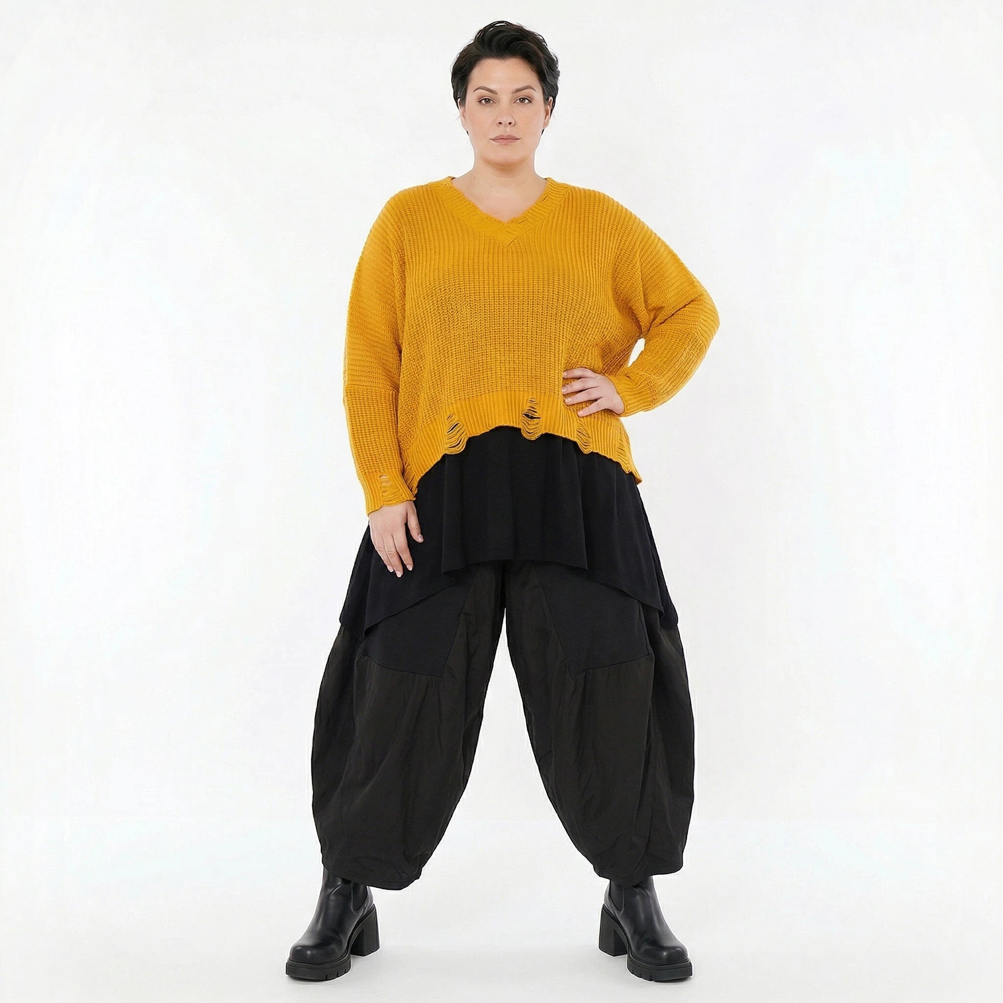 Oversize Strick Überwurf mit V-Ausschnitt in Senfgelb aus Baumwolle Acryl AKH Premium bei Modeare Lagenlook Damenmode