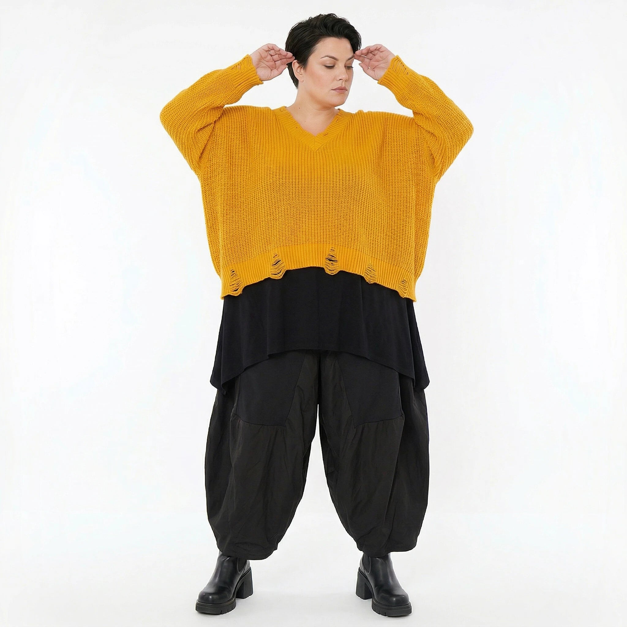Oversize Strick Überwurf mit V-Ausschnitt in Senfgelb aus Baumwolle Acryl AKH Premium bei Modeare Lagenlook Damenmode