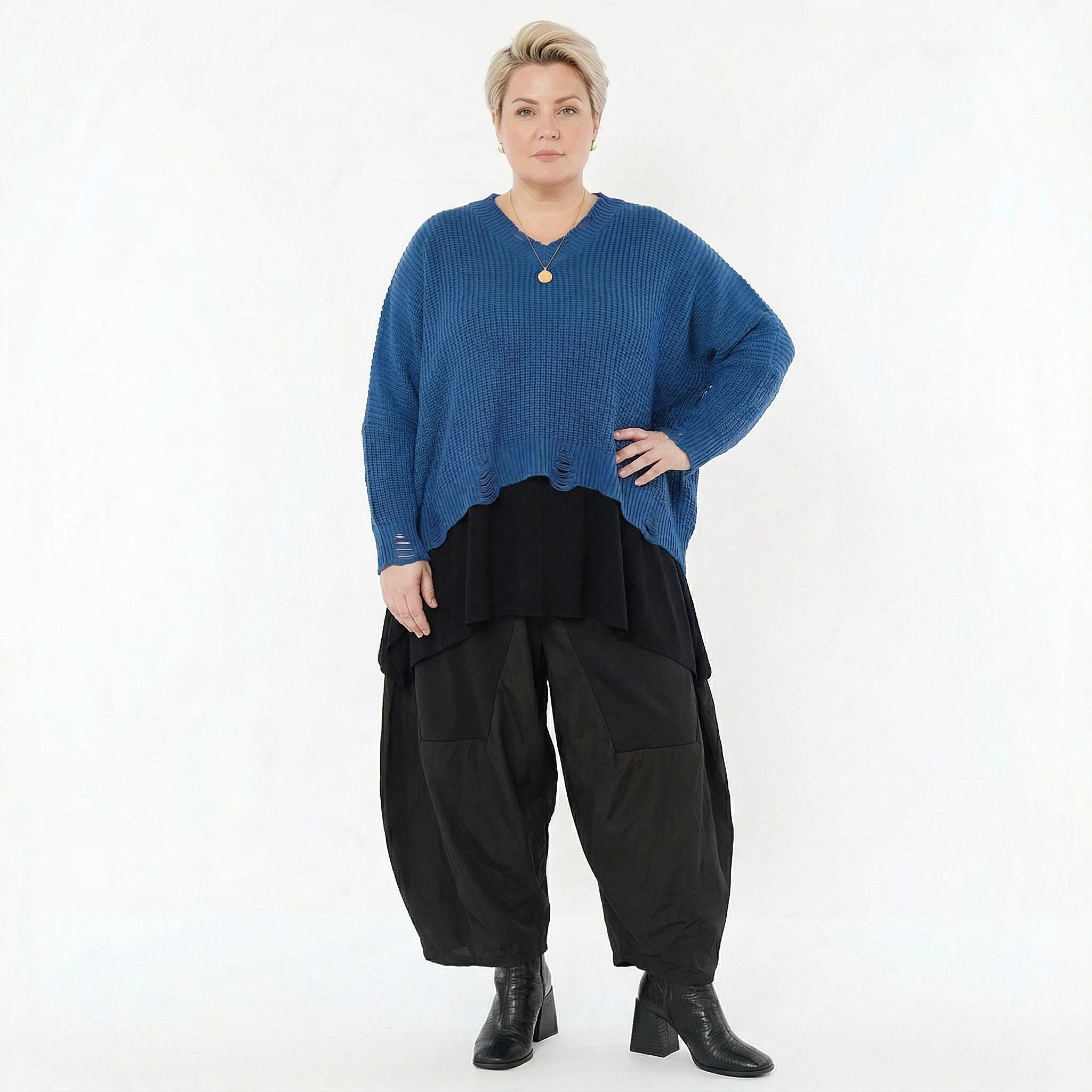 Kastiger Strick Überwurf in Blau aus Baumwolle Acryl Mix AKH Premium bei Modeare Oversize Lagenlook Damenmode großer Größen