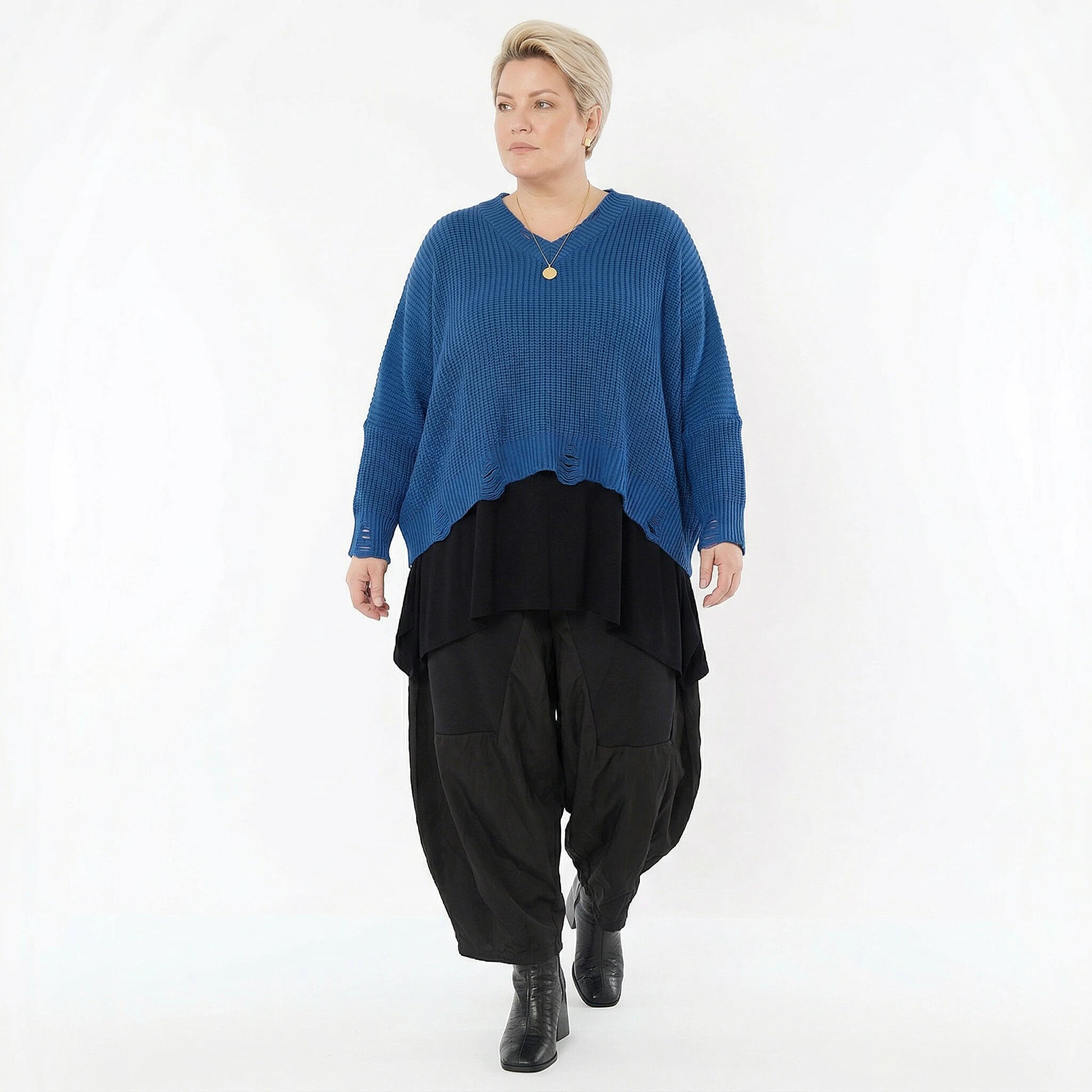 Kastiger Strick Überwurf in Blau aus Baumwolle Acryl Mix AKH Premium bei Modeare Oversize Lagenlook Damenmode großer Größen