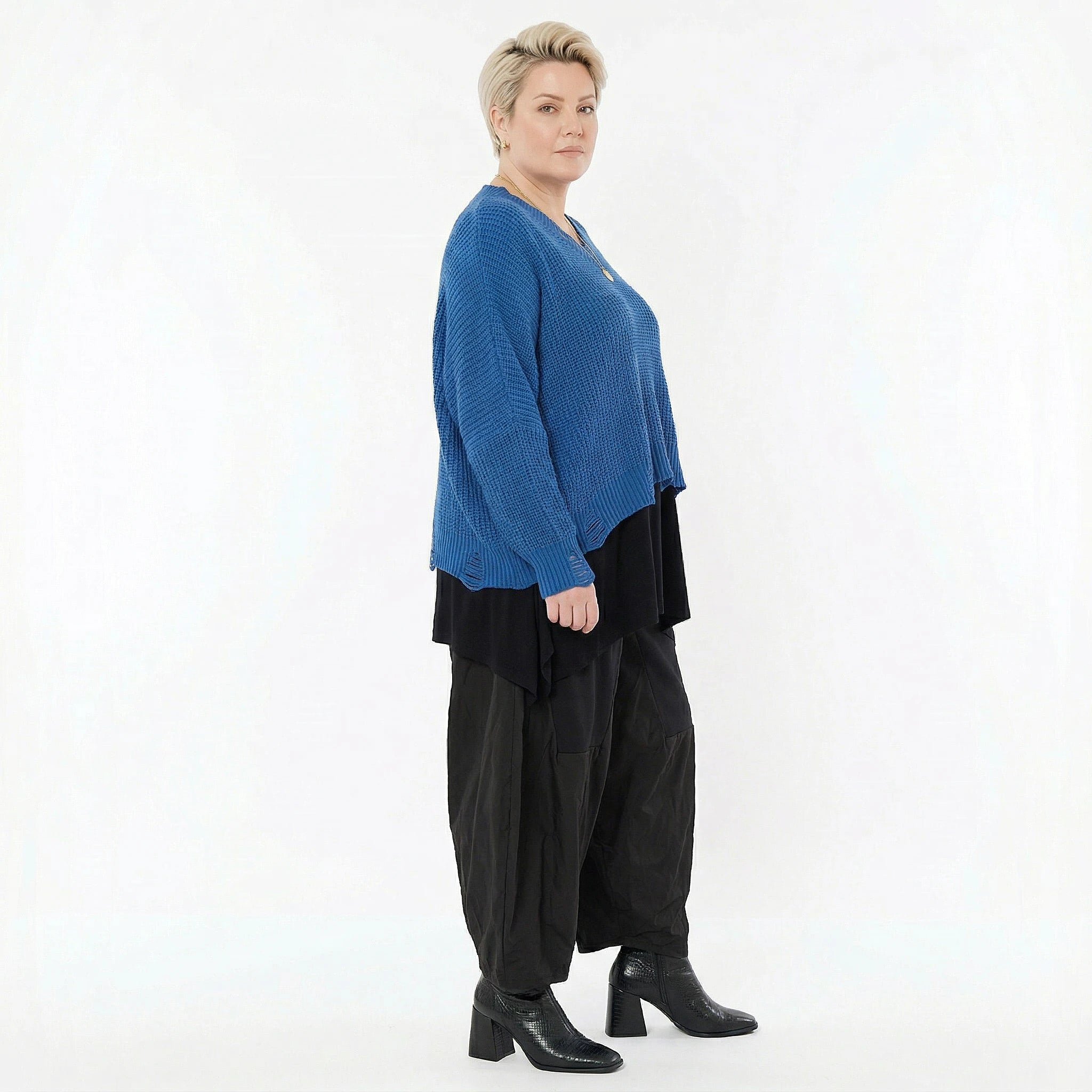 Kastiger Strick Überwurf in Blau aus Baumwolle Acryl Mix AKH Premium bei Modeare Oversize Lagenlook Damenmode großer Größen
