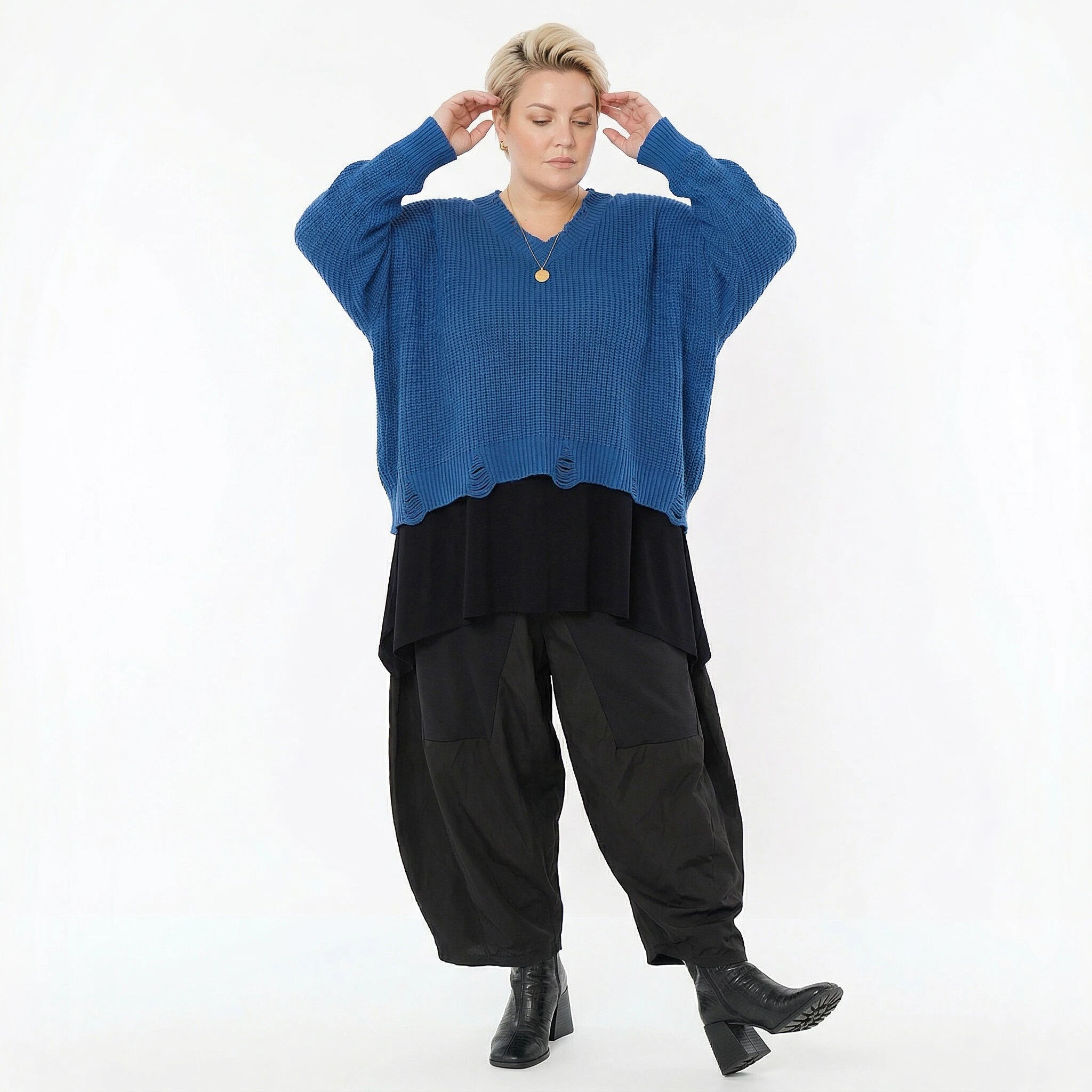 Kastiger Strick Überwurf in Blau aus Baumwolle Acryl Mix AKH Premium bei Modeare Oversize Lagenlook Damenmode großer Größen