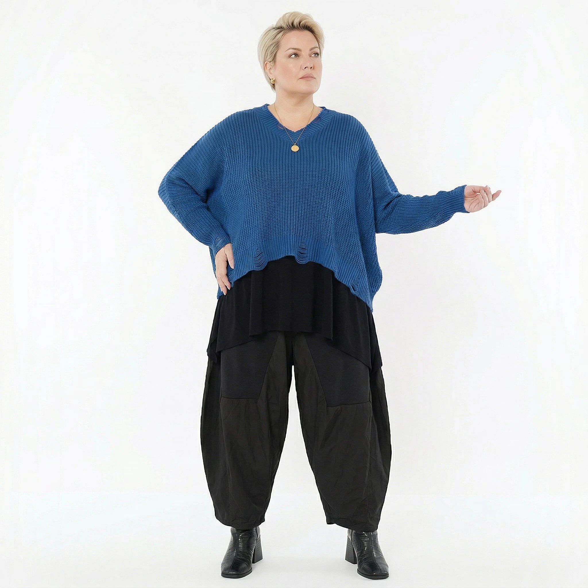 Kastiger Strick Überwurf in Blau aus Baumwolle Acryl Mix AKH Premium bei Modeare Oversize Lagenlook Damenmode großer Größen