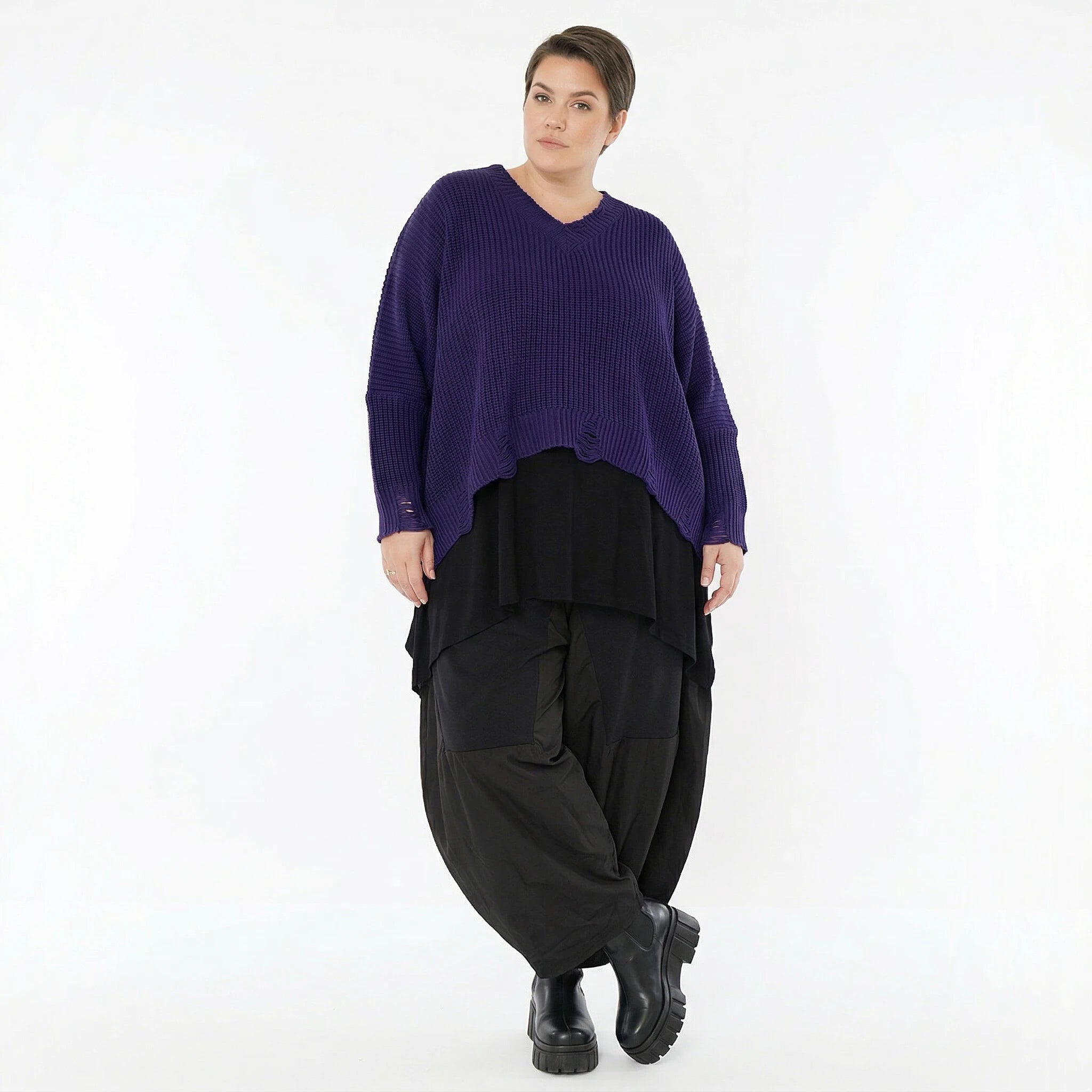 Oversize Strick Überwurf in Violett mit V-Ausschnitt und Destroyed Look von AKH Premium bei Modeare entdecken