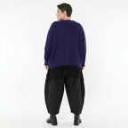 Oversize Strick Überwurf in Violett mit V-Ausschnitt und Destroyed Look von AKH Premium bei Modeare entdecken