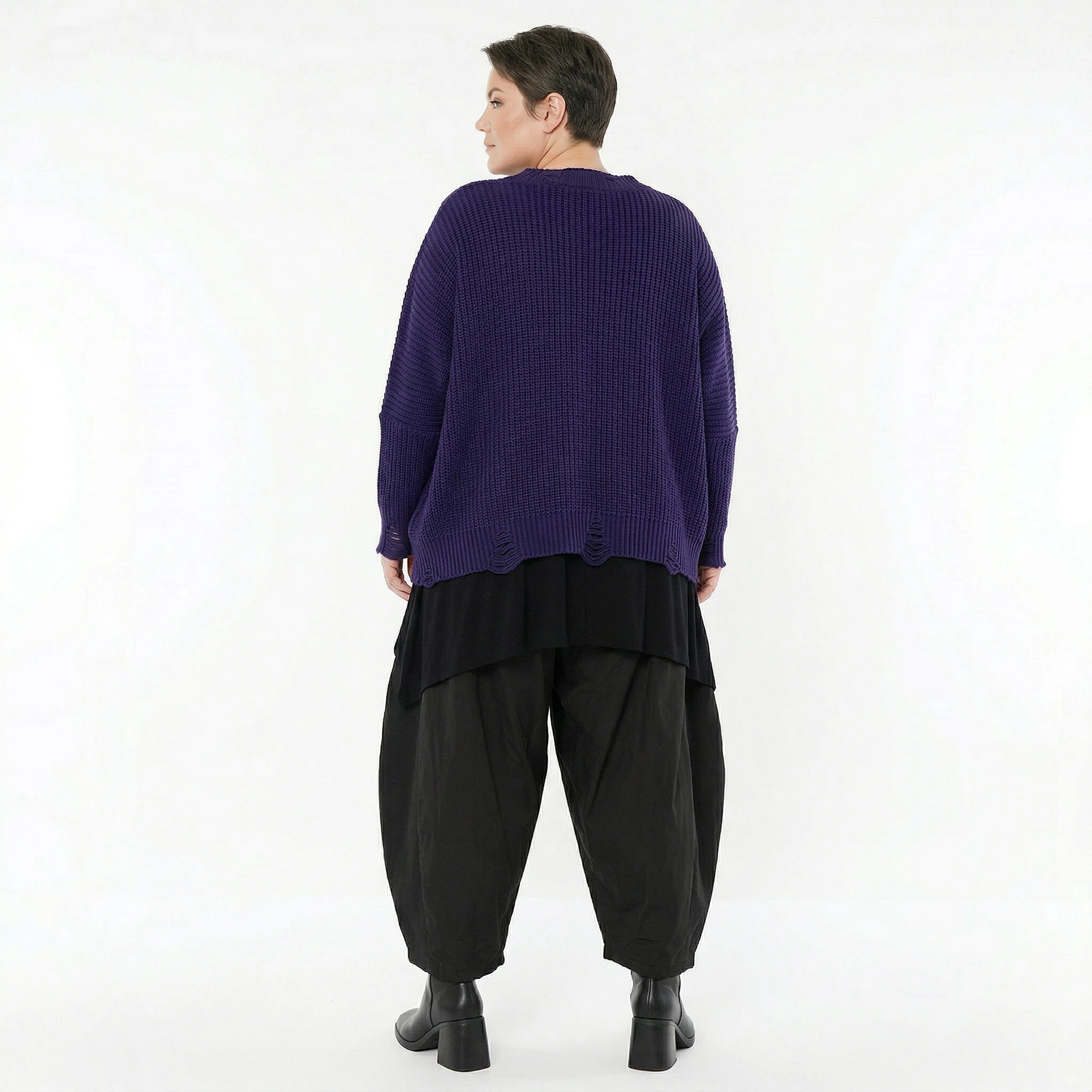 Oversize Strick Überwurf in Violett mit V-Ausschnitt und Destroyed Look von AKH Premium bei Modeare entdecken