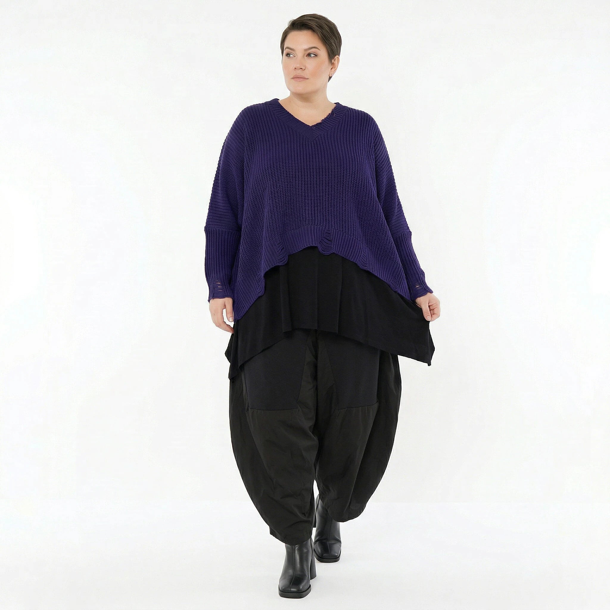Oversize Strick Überwurf in Violett mit V-Ausschnitt und Destroyed Look von AKH Premium bei Modeare entdecken