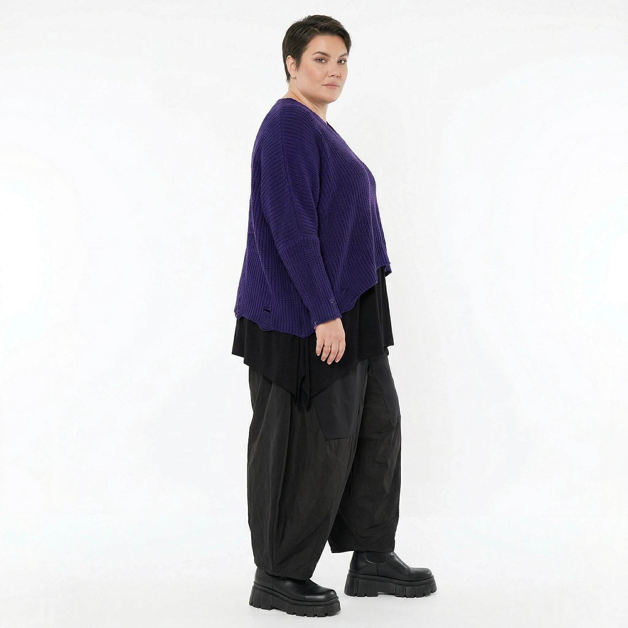 Oversize Strick Überwurf in Violett mit V-Ausschnitt und Destroyed Look von AKH Premium bei Modeare entdecken
