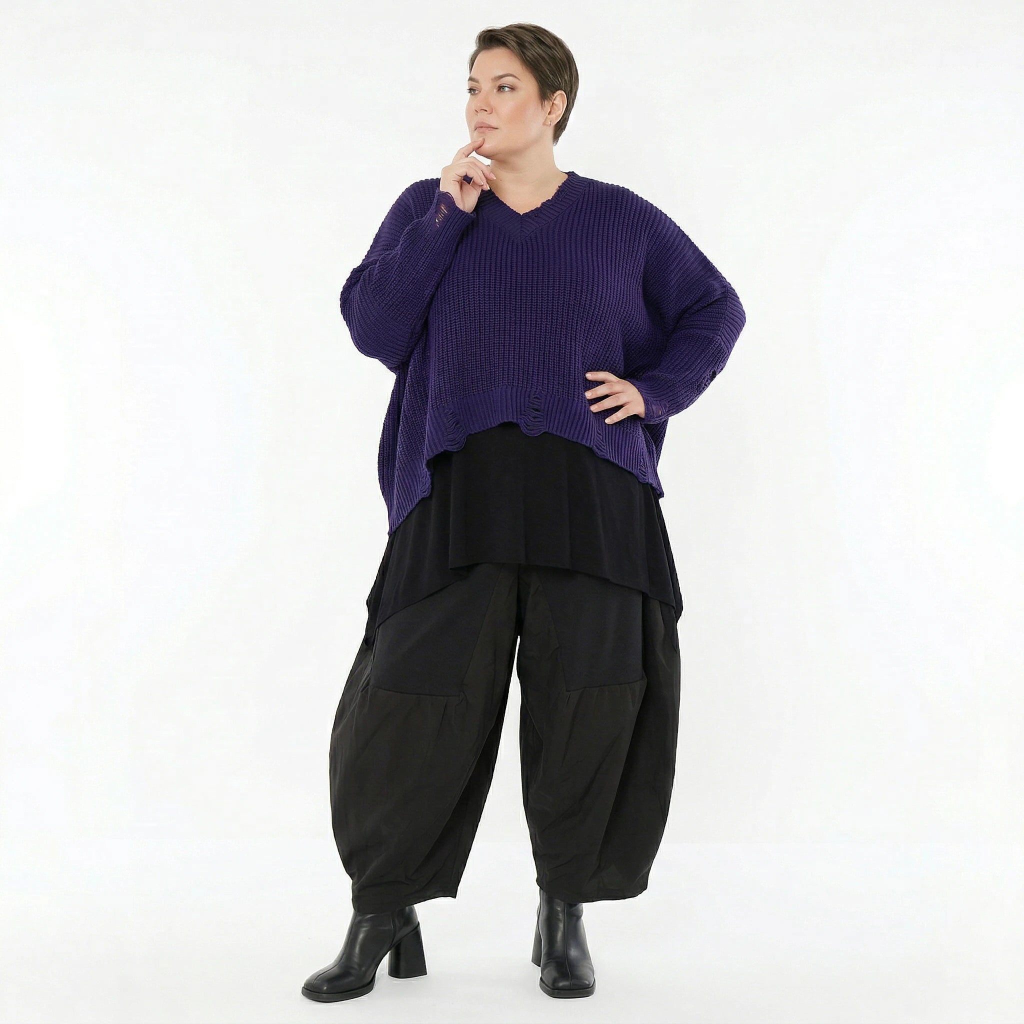 Oversize Strick Überwurf in Violett mit V-Ausschnitt und Destroyed Look von AKH Premium bei Modeare entdecken