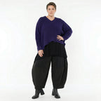 Oversize Strick Überwurf in Violett mit V-Ausschnitt und Destroyed Look von AKH Premium bei Modeare entdecken