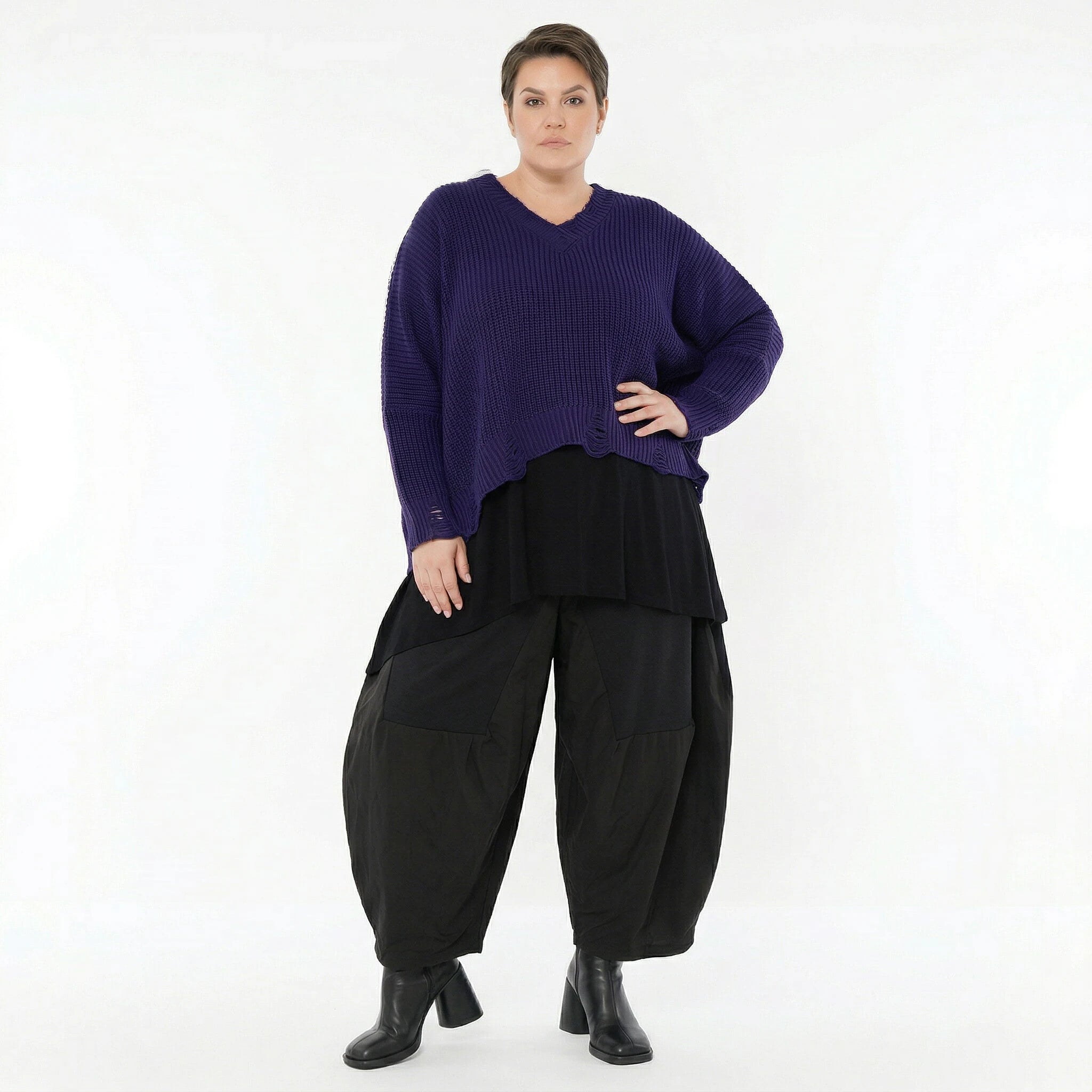 Oversize Strick Überwurf in Violett mit V-Ausschnitt und Destroyed Look von AKH Premium bei Modeare entdecken