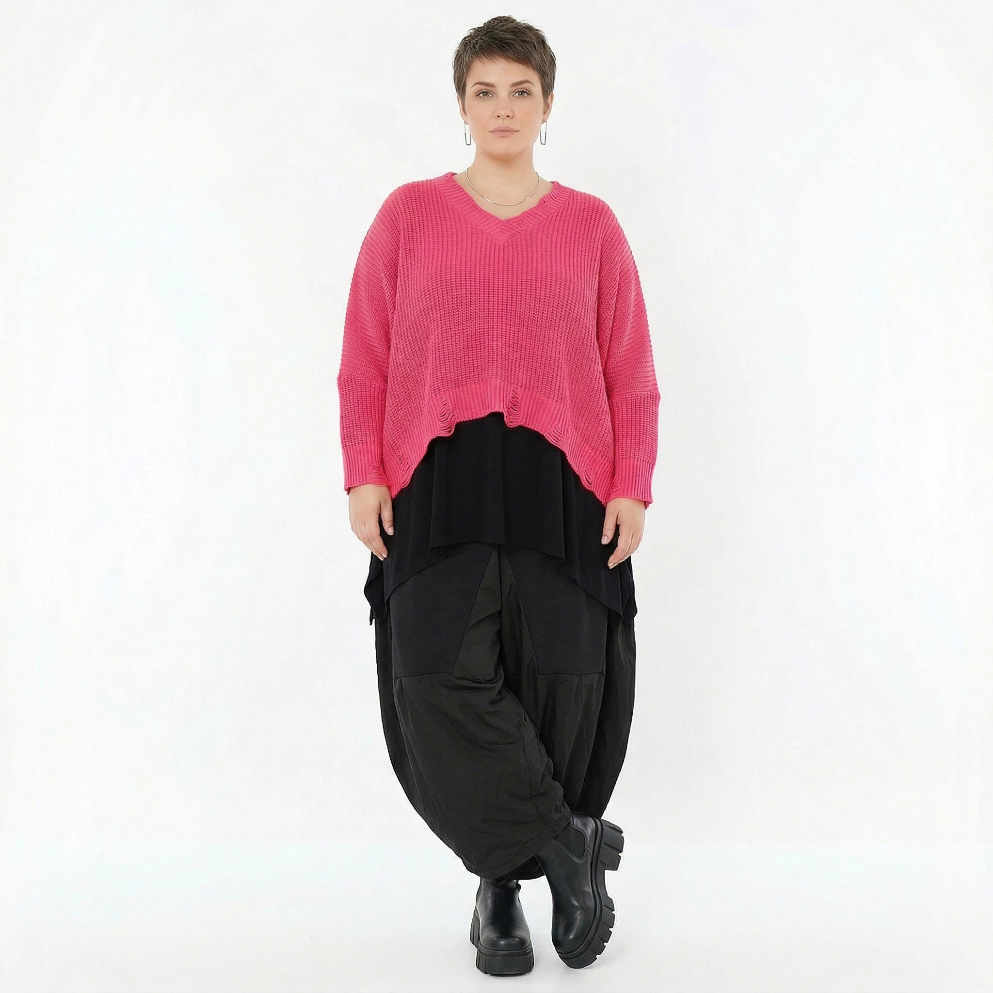 Kastiger Strick Überwurf in Rosa mit V Ausschnitt und Destroyed Look von AKH Premium bei Modeare Oversize Damenmode