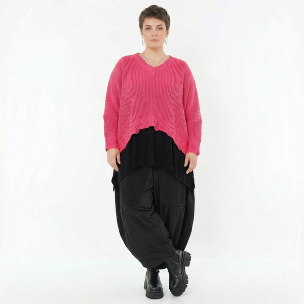 Kastiger Strick Überwurf in Rosa mit V Ausschnitt und Destroyed Look von AKH Premium bei Modeare Oversize Damenmode