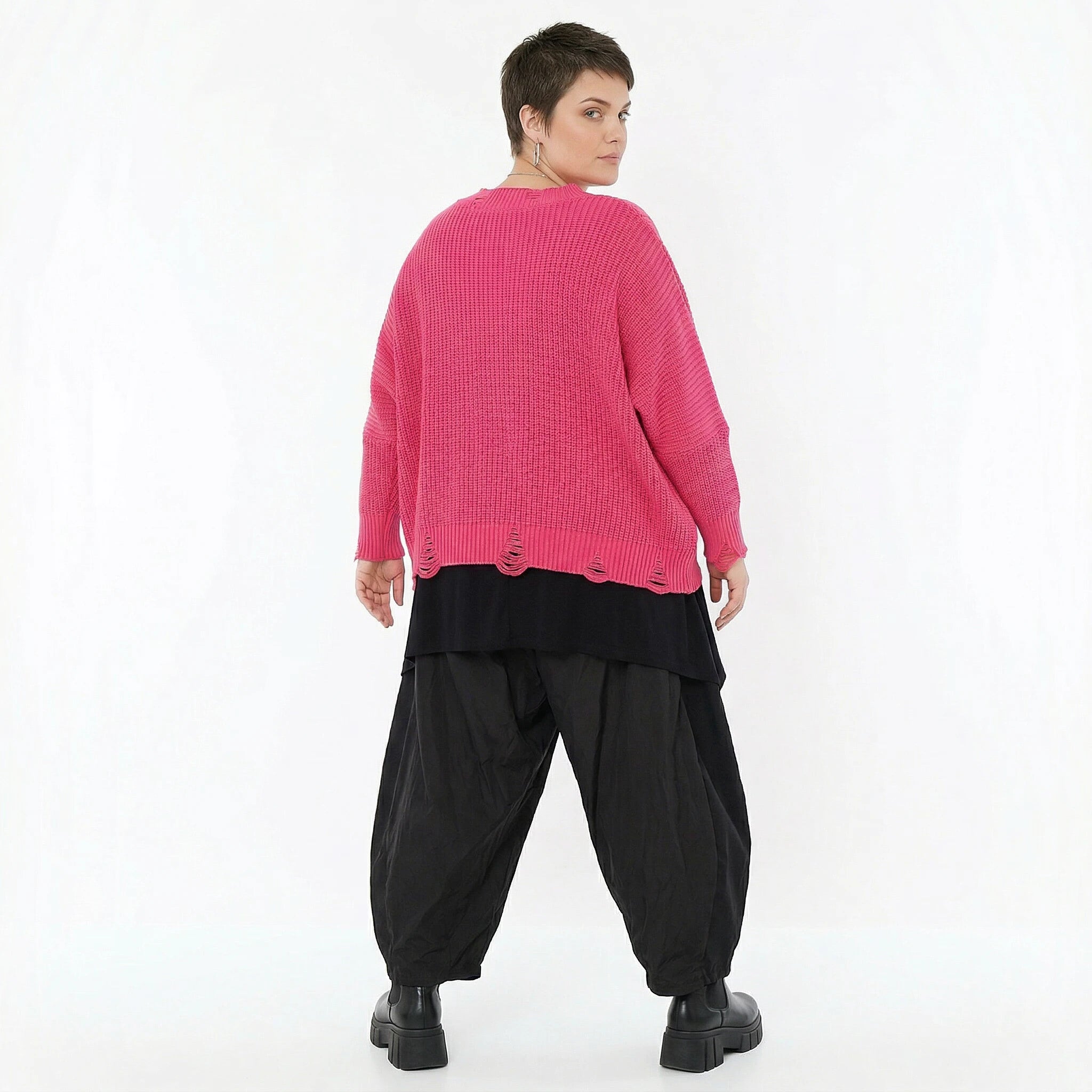 Kastiger Strick Überwurf in Rosa mit V Ausschnitt und Destroyed Look von AKH Premium bei Modeare Oversize Damenmode